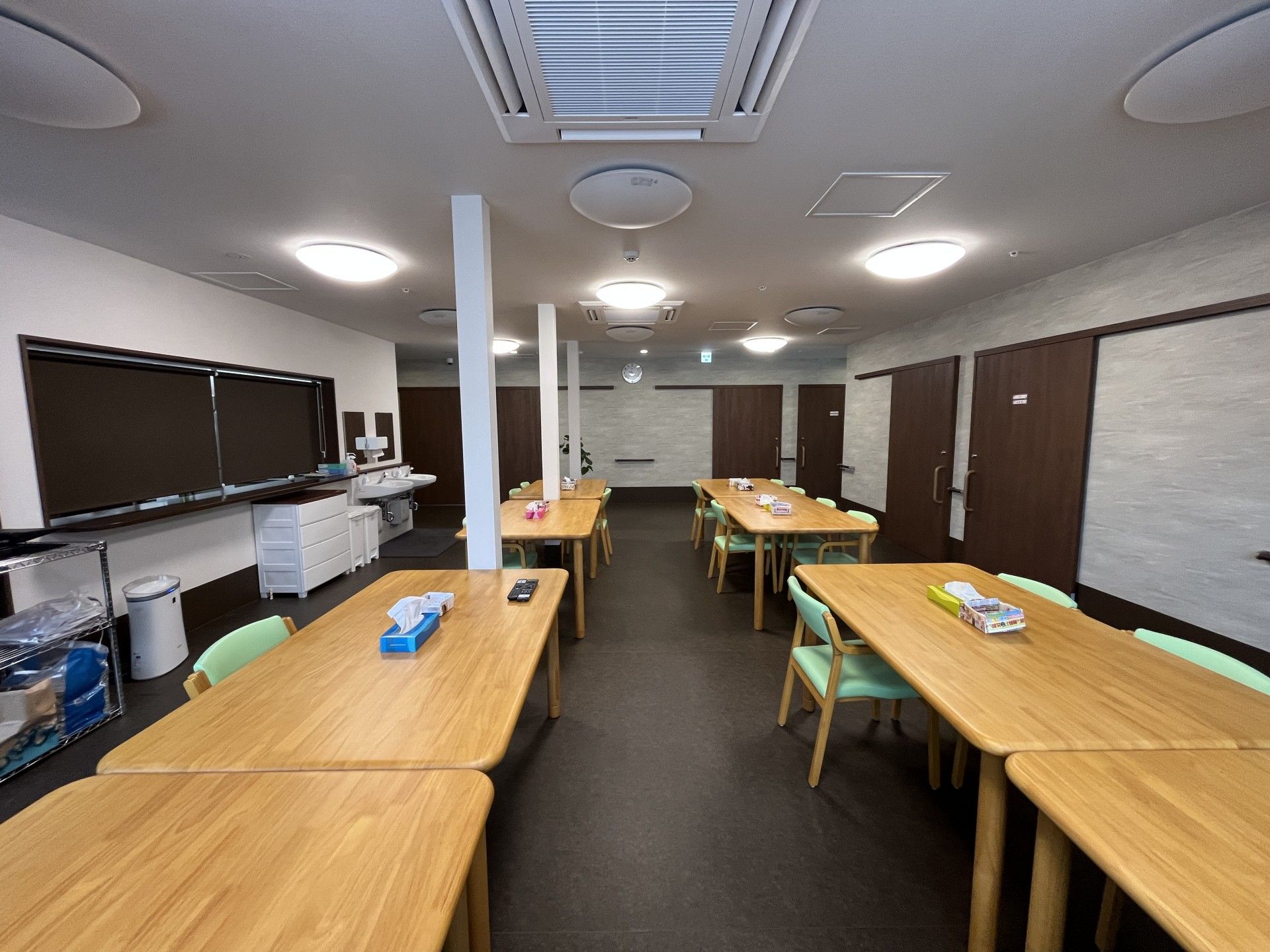 長机が並ぶ部屋