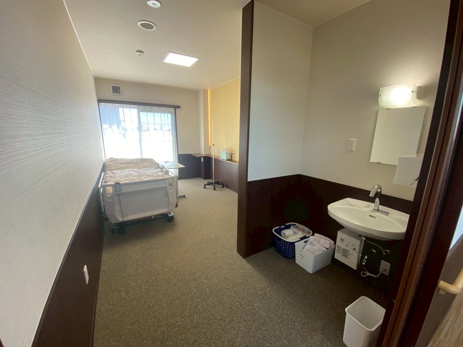 明るい個室の内部