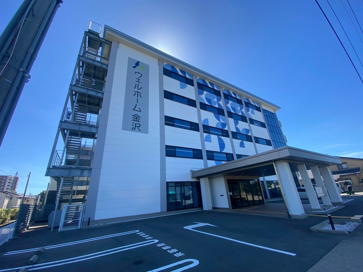 青空の下の建物外観