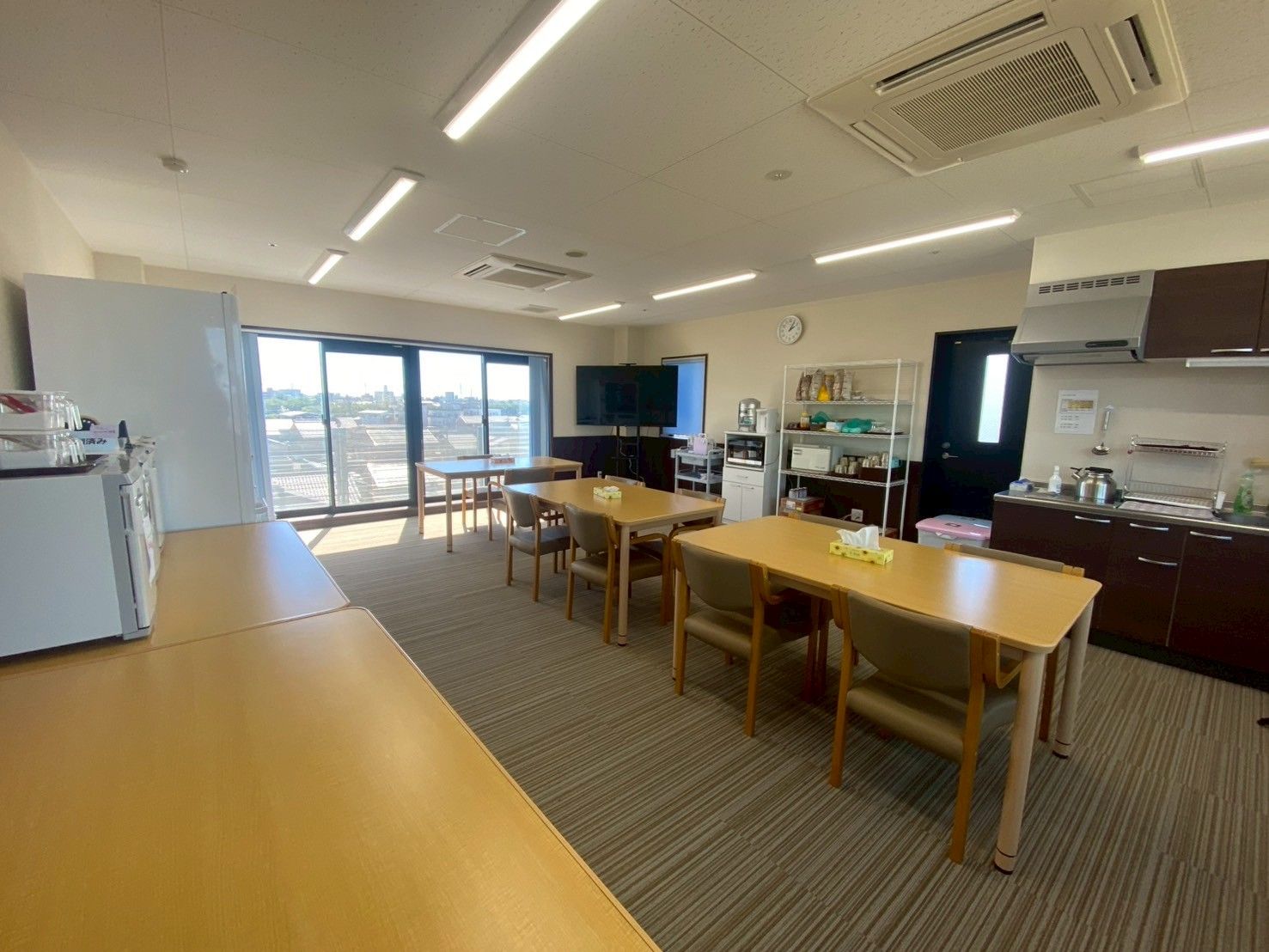 明るい食事スペース