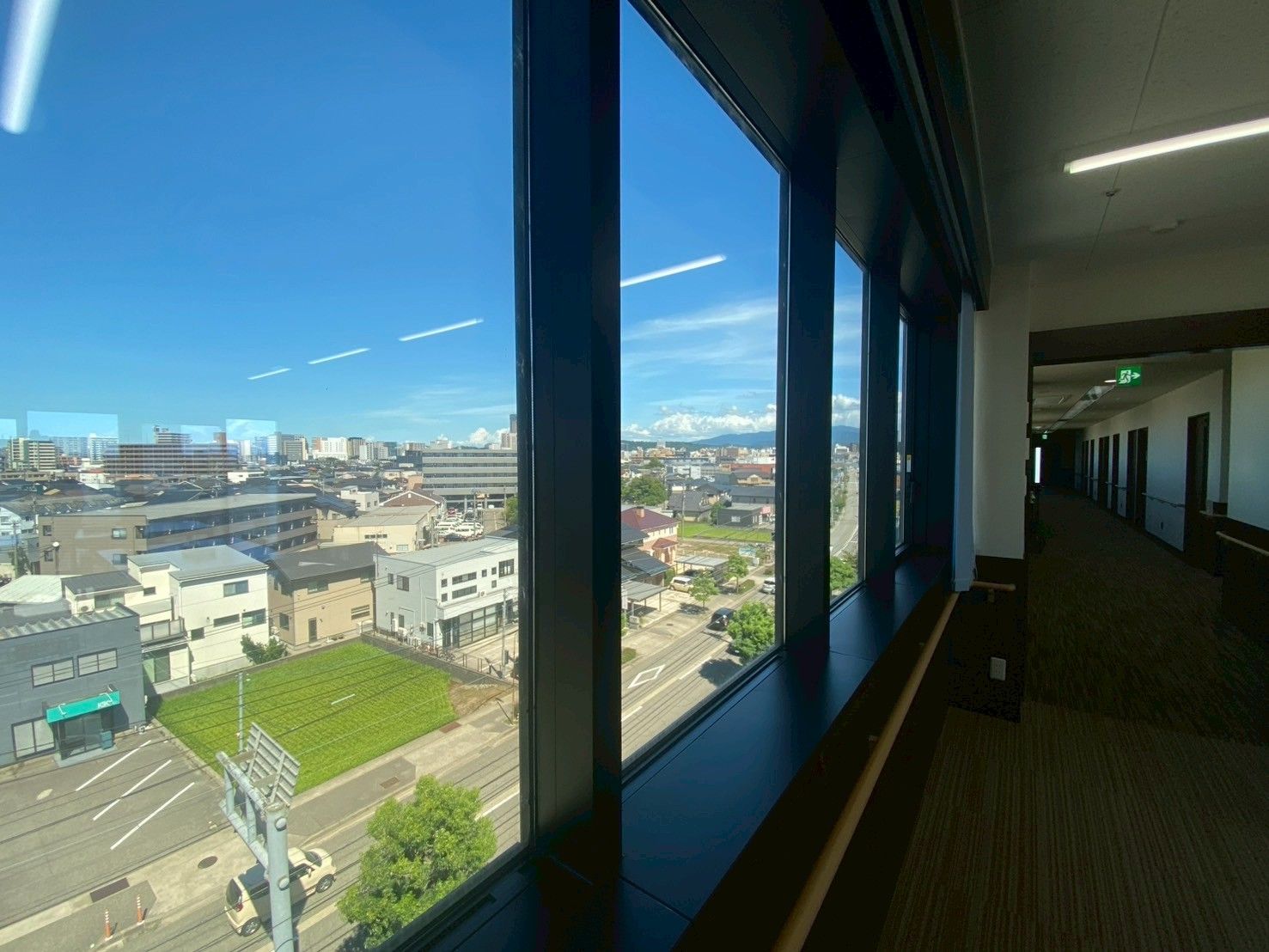 大きな窓のある廊下