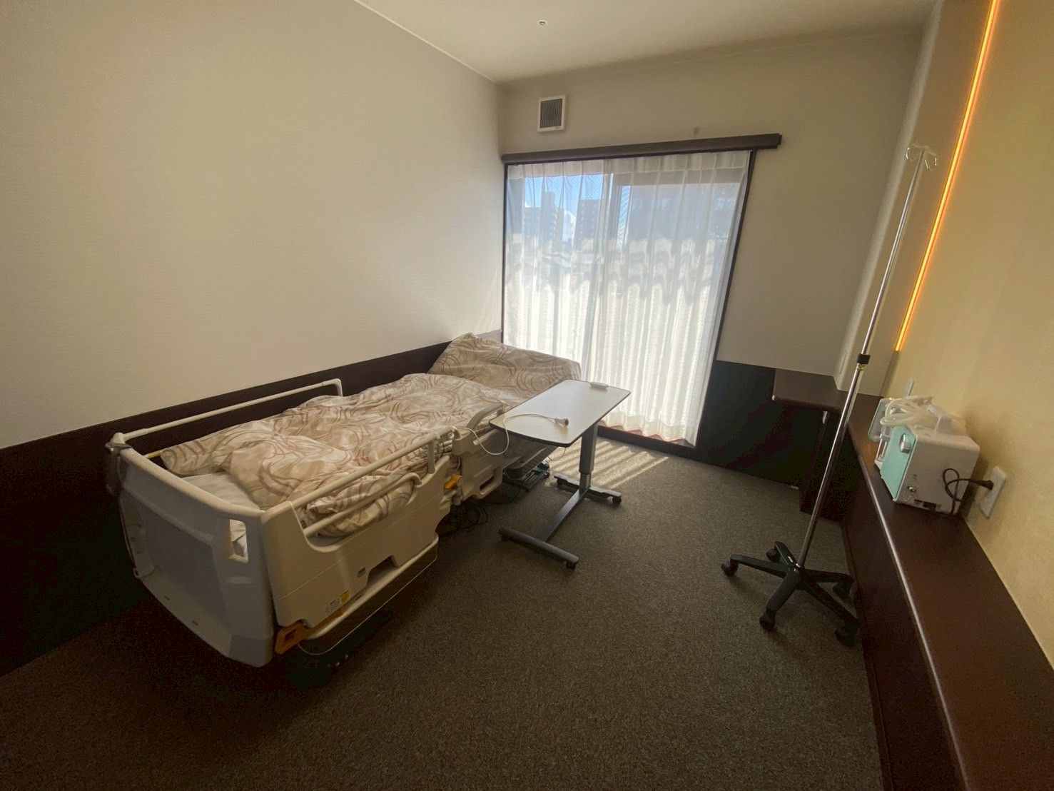 ベッドと窓のある部屋