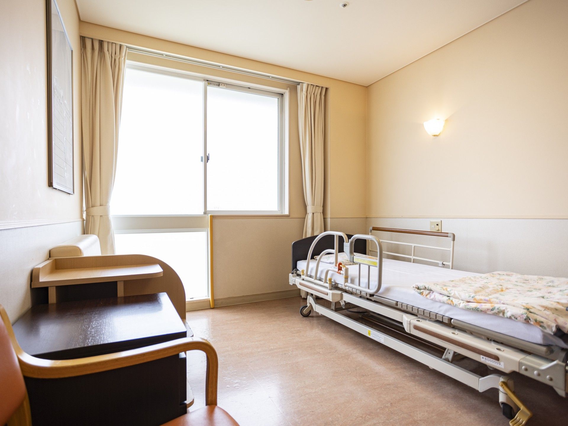 明るい個室のベッド