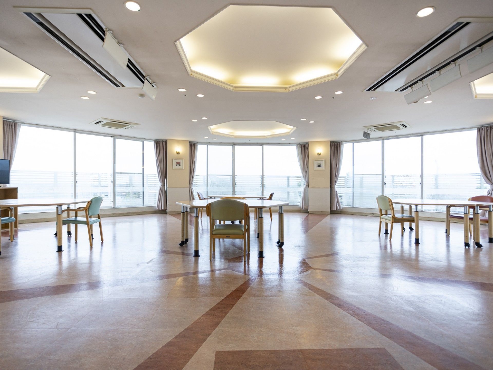 広い窓のある明るい部屋