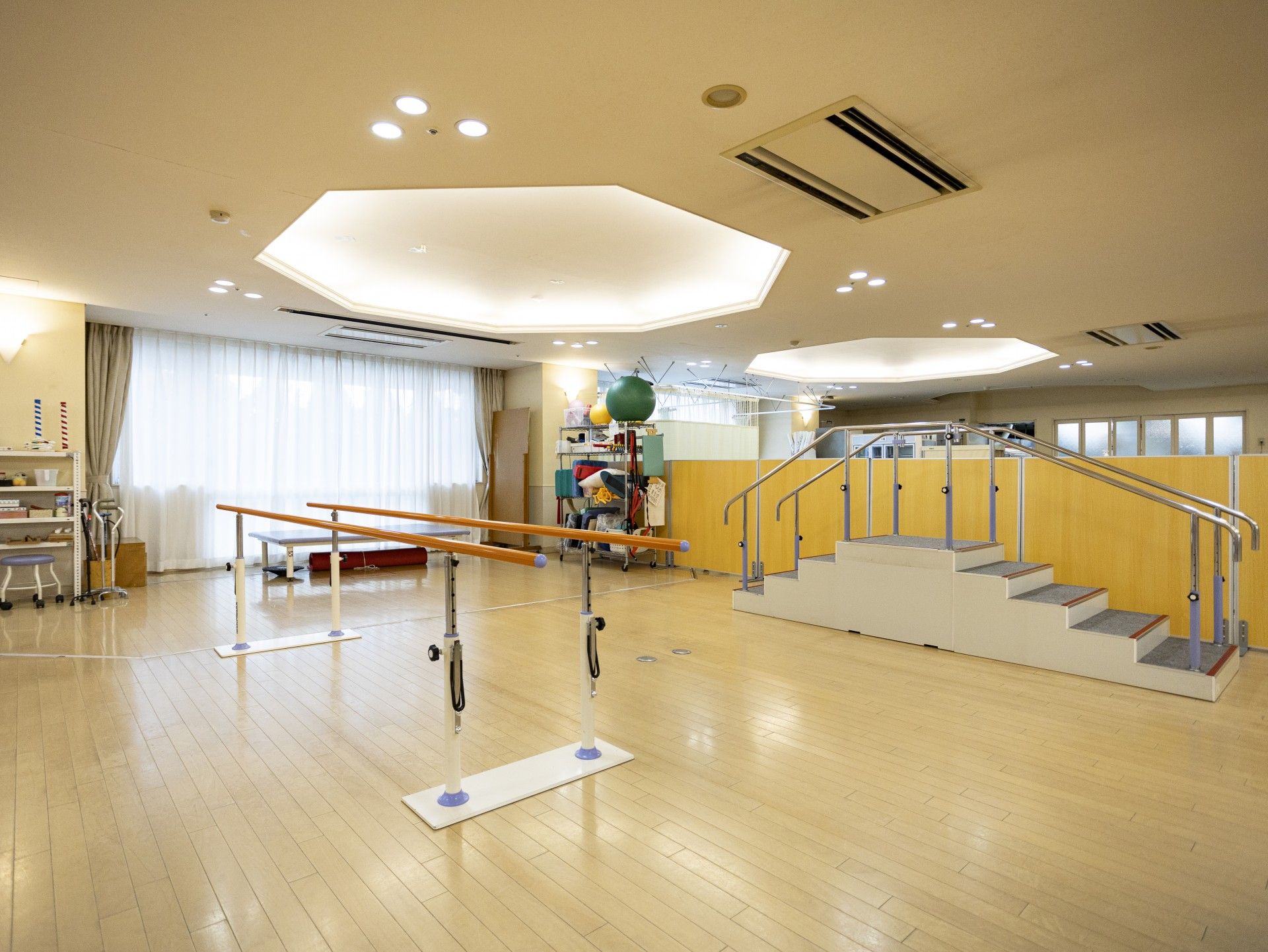 リハビリ用具のある広間