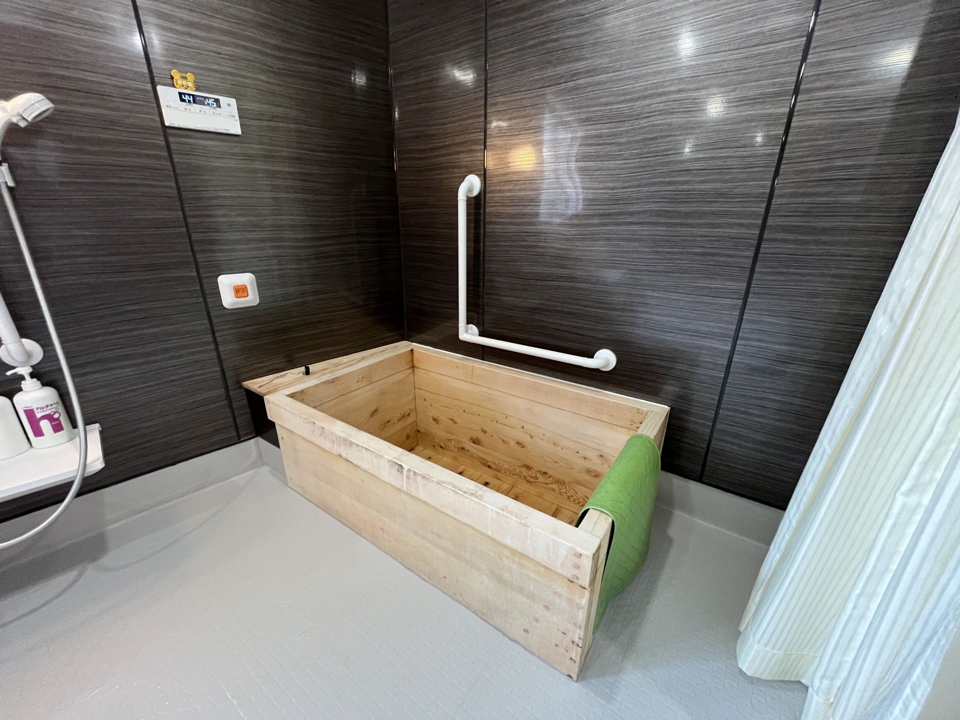 木製浴槽のある浴室