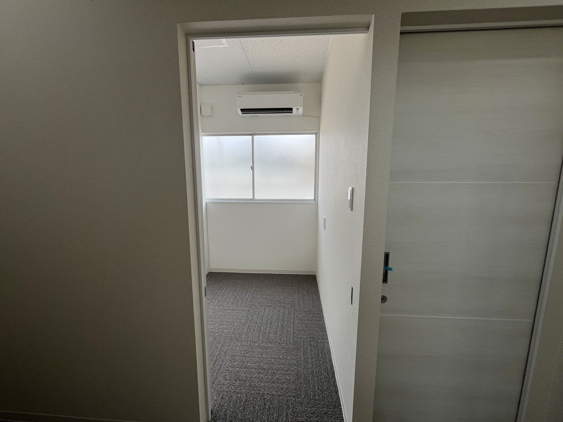 明るい個室の入口