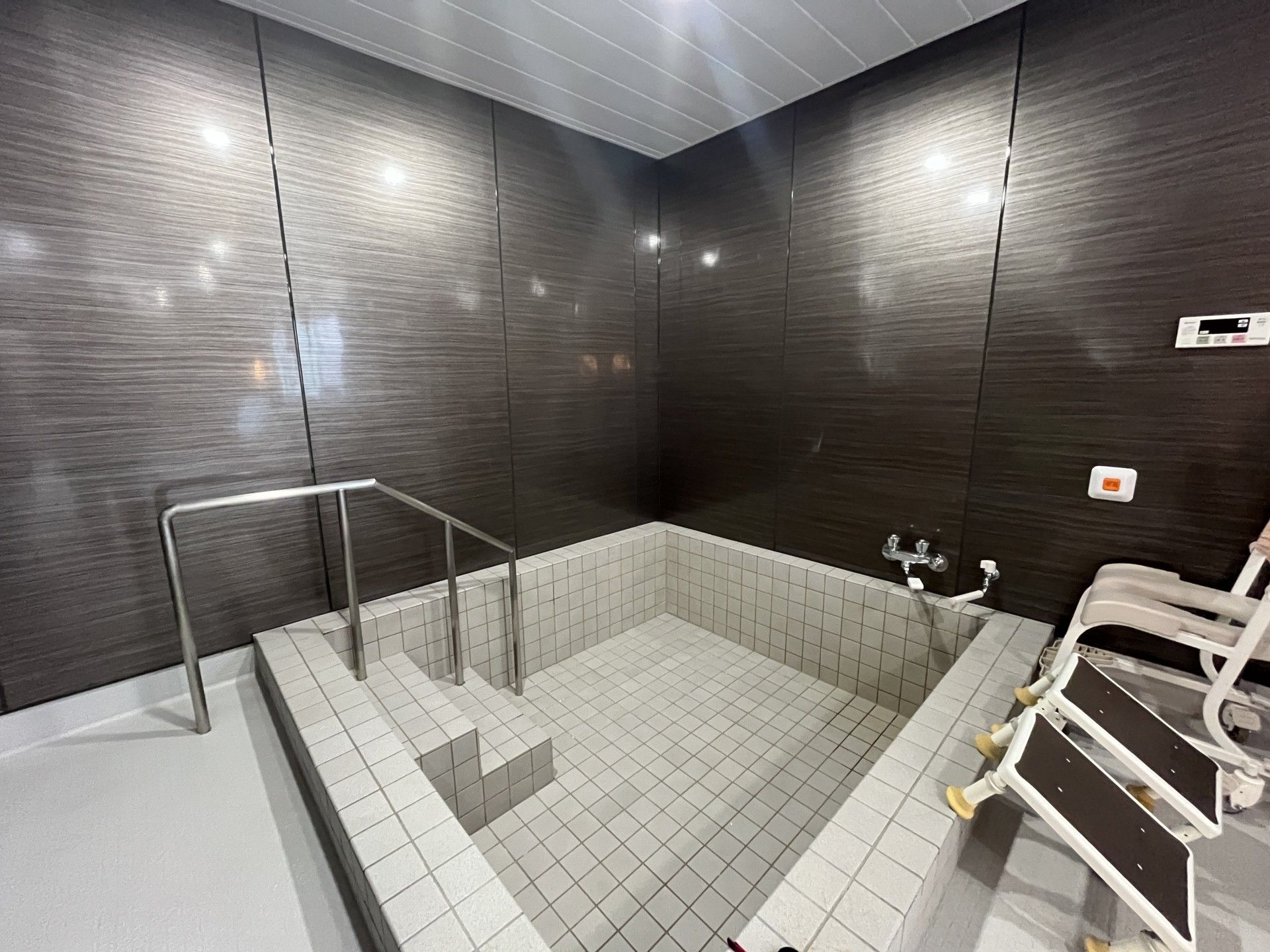 手すり付きの浴槽