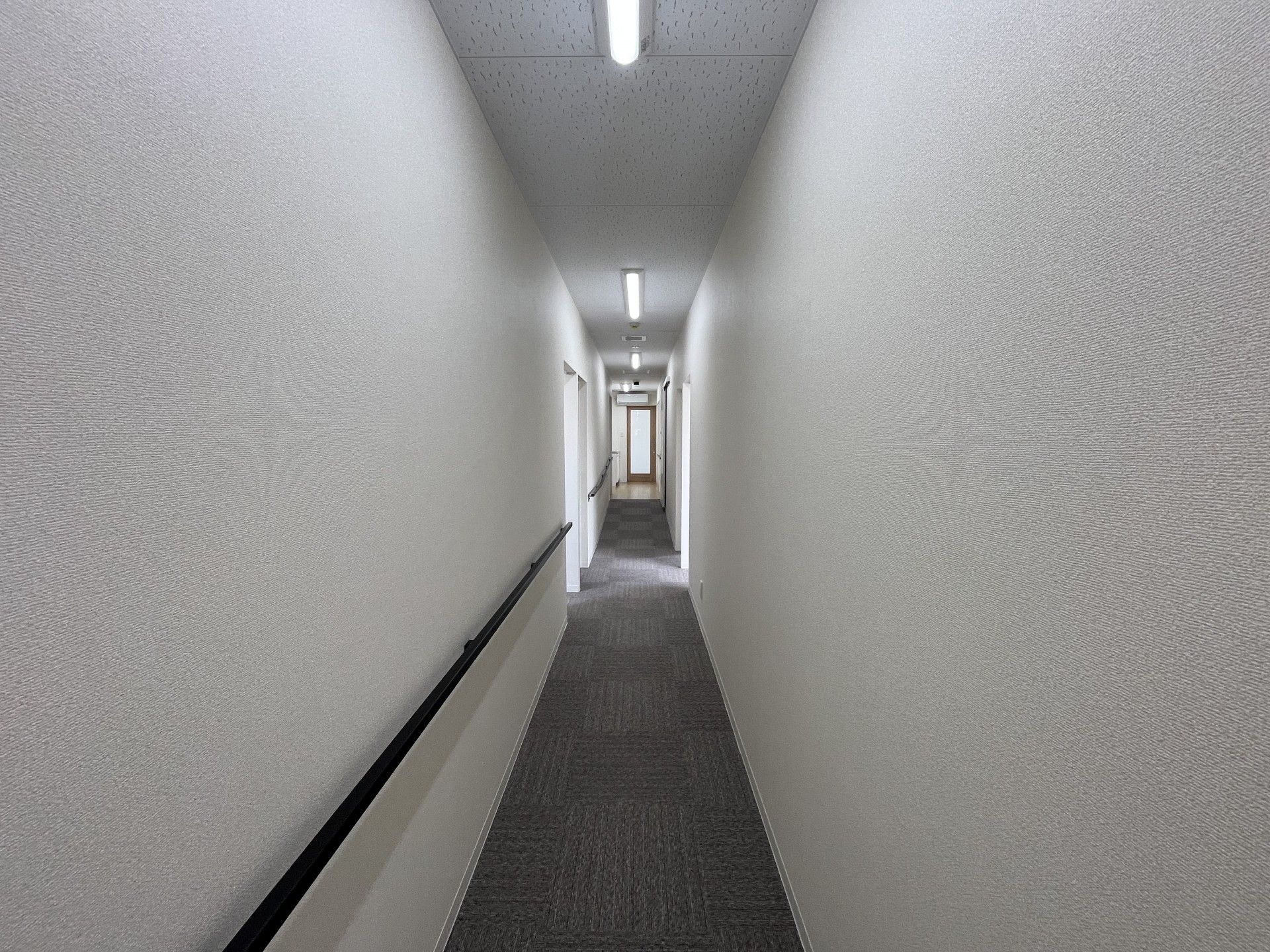 手すり付きの長い廊下