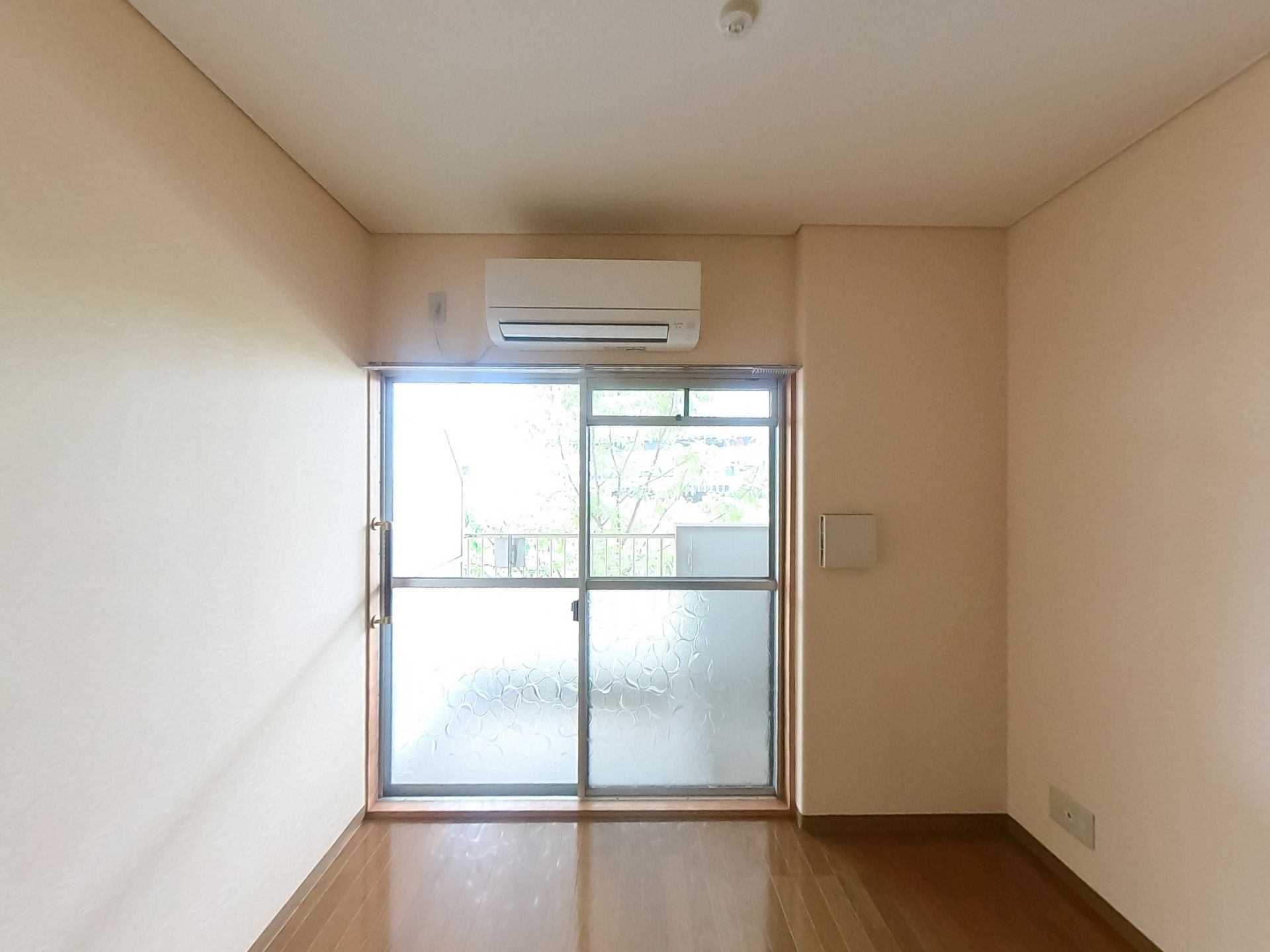 窓際の明るい部屋
