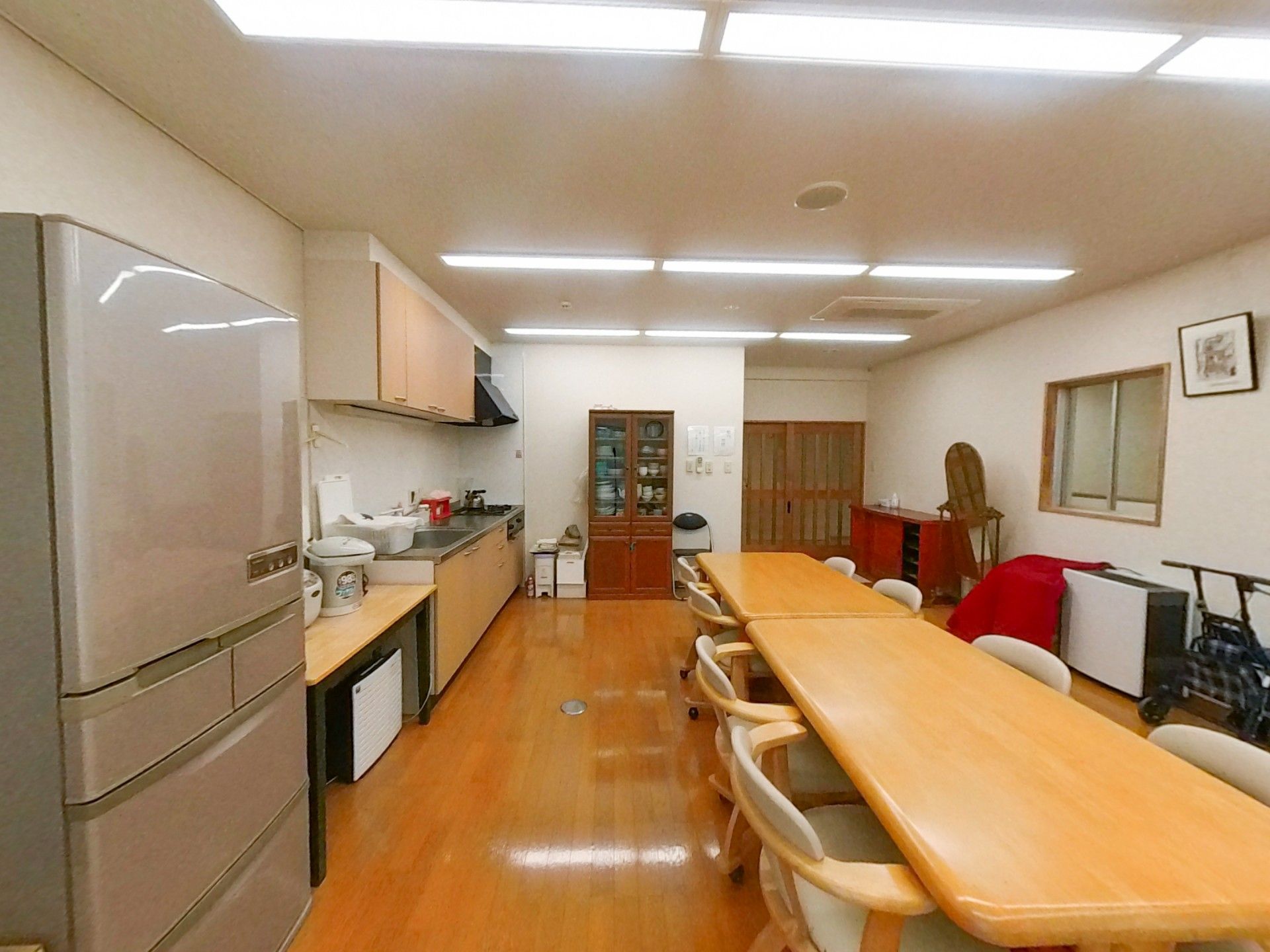 調理設備と長テーブルの部屋