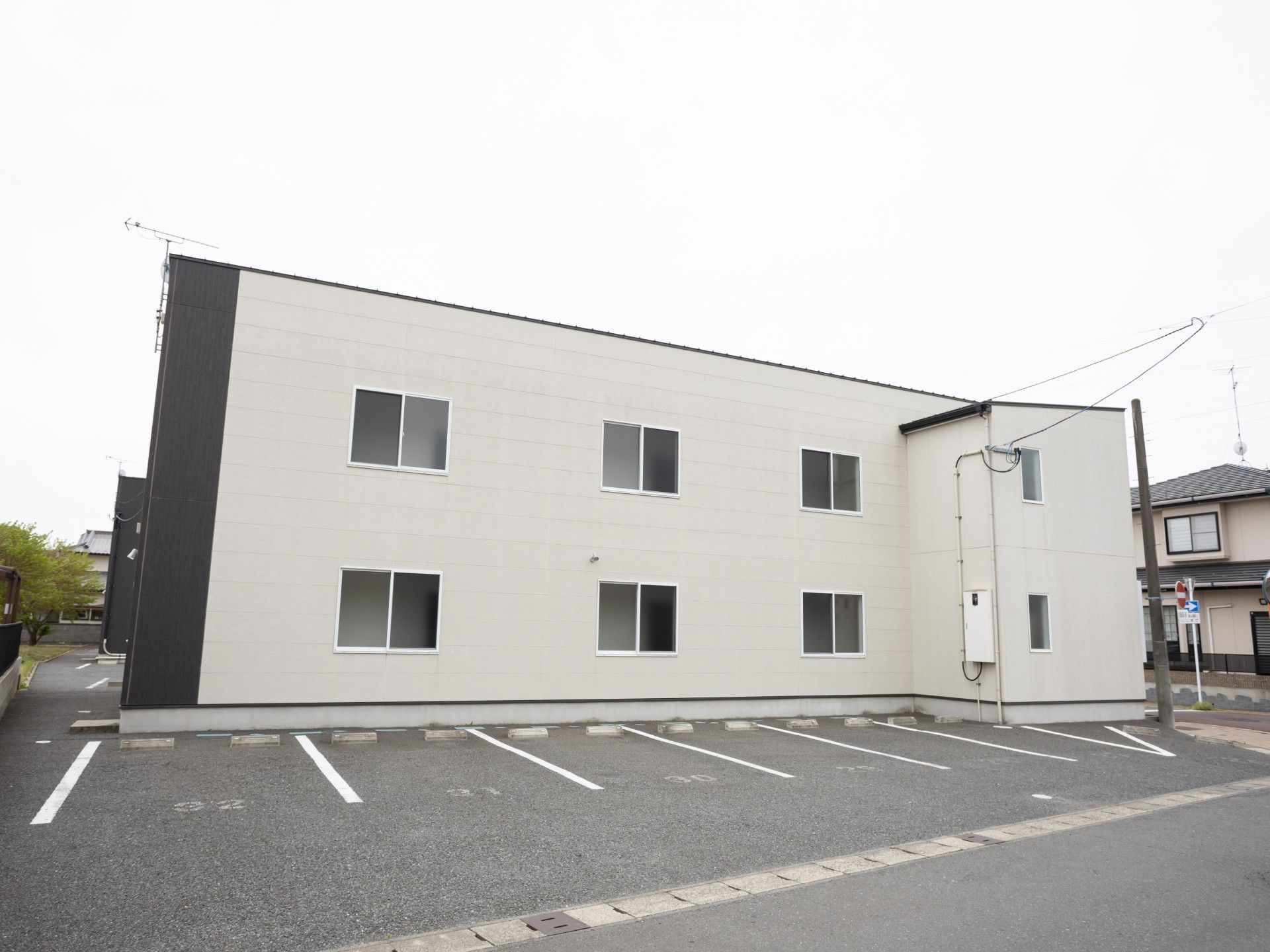 駐車場付きの建物外観