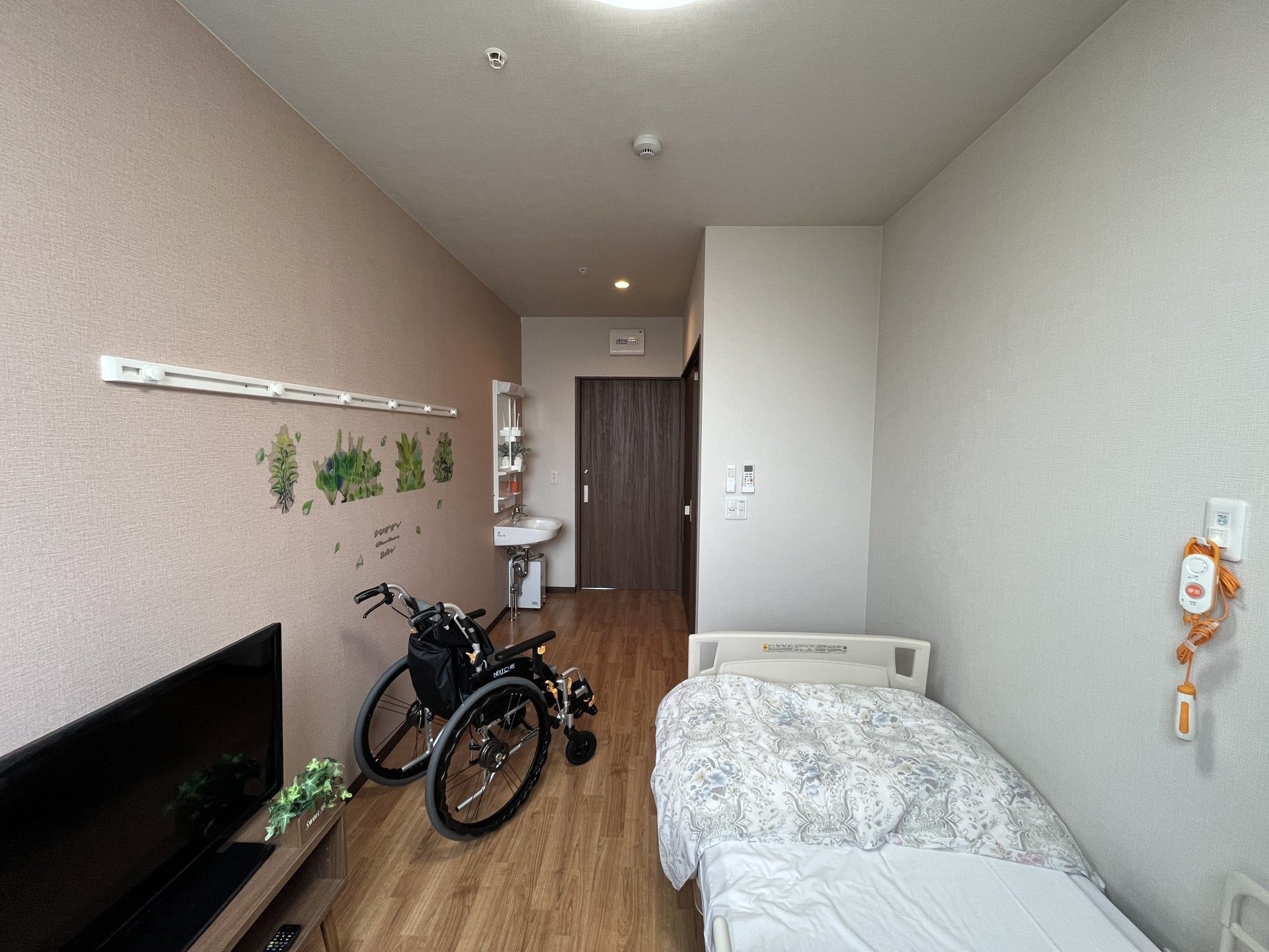 車椅子とベッドのある部屋