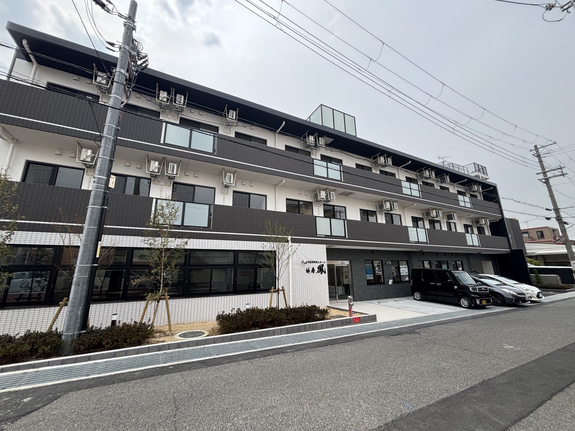 落ち着いた外観の建物