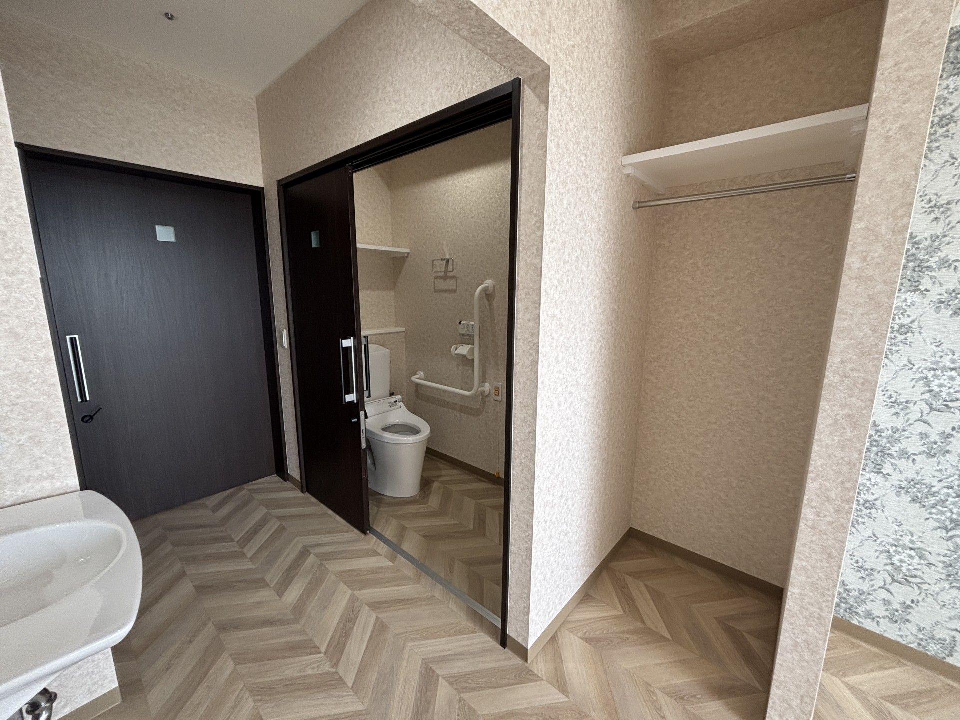 使いやすいトイレと洗面台