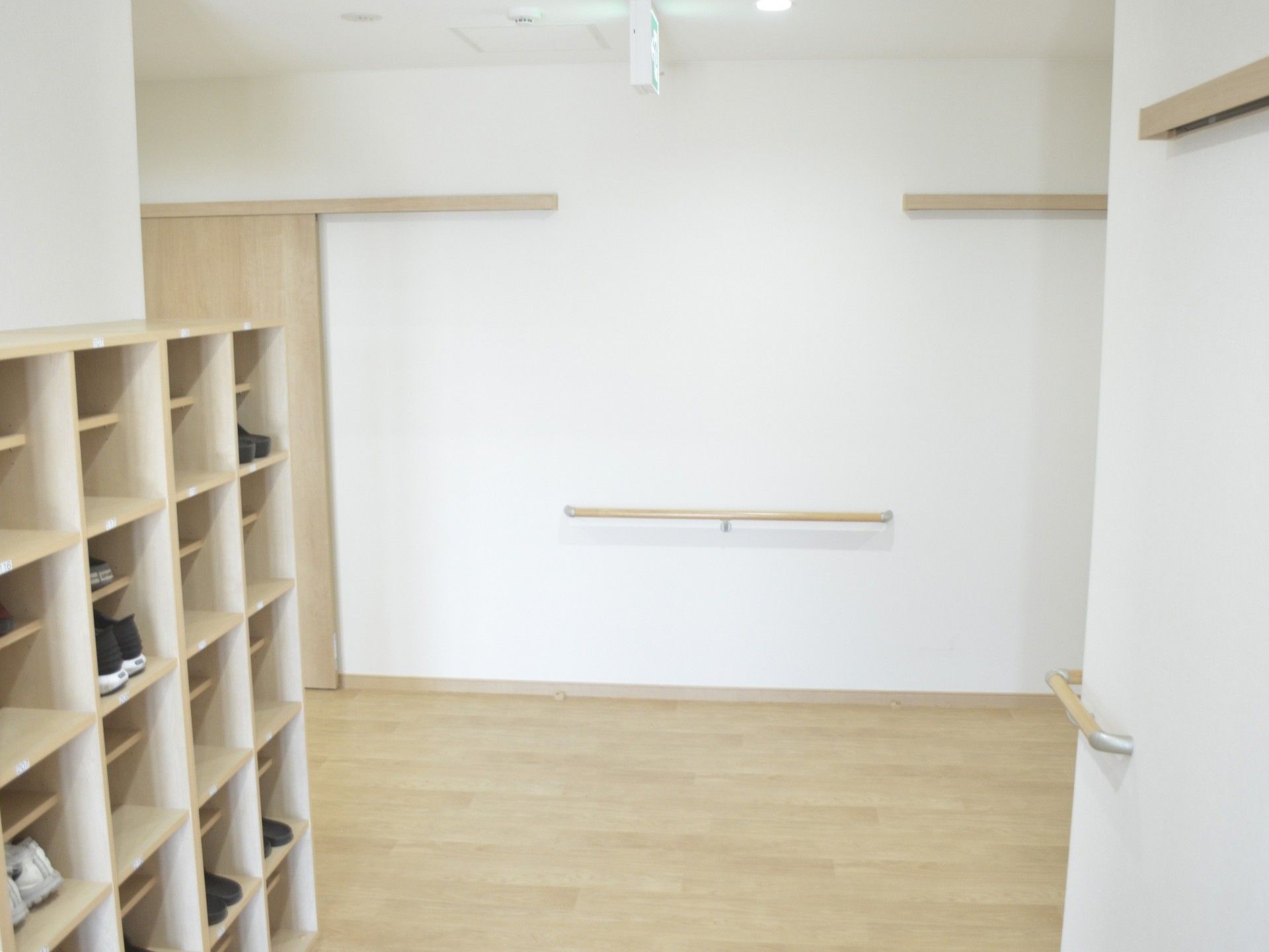 靴棚と手すりのある廊下