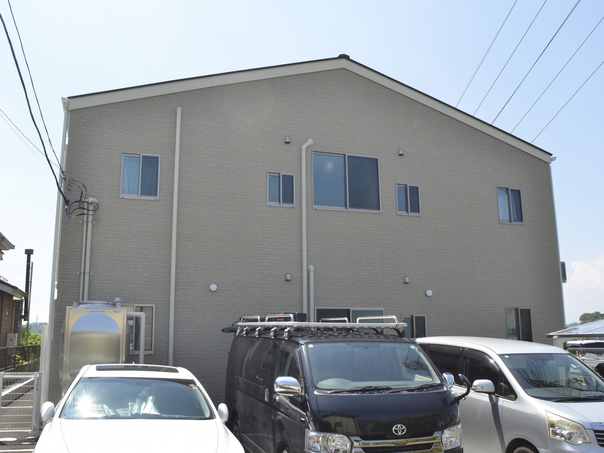 駐車場のある建物外観