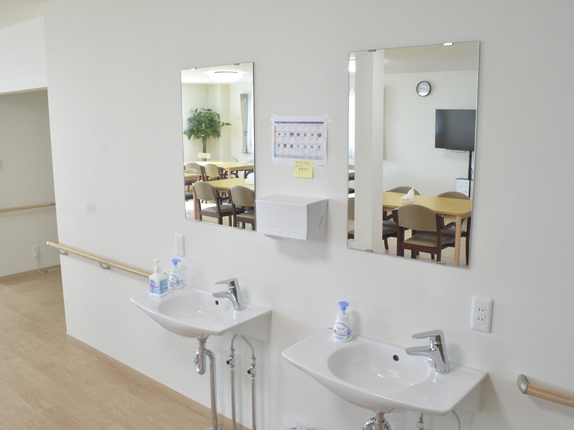 手洗い場と食事スペース