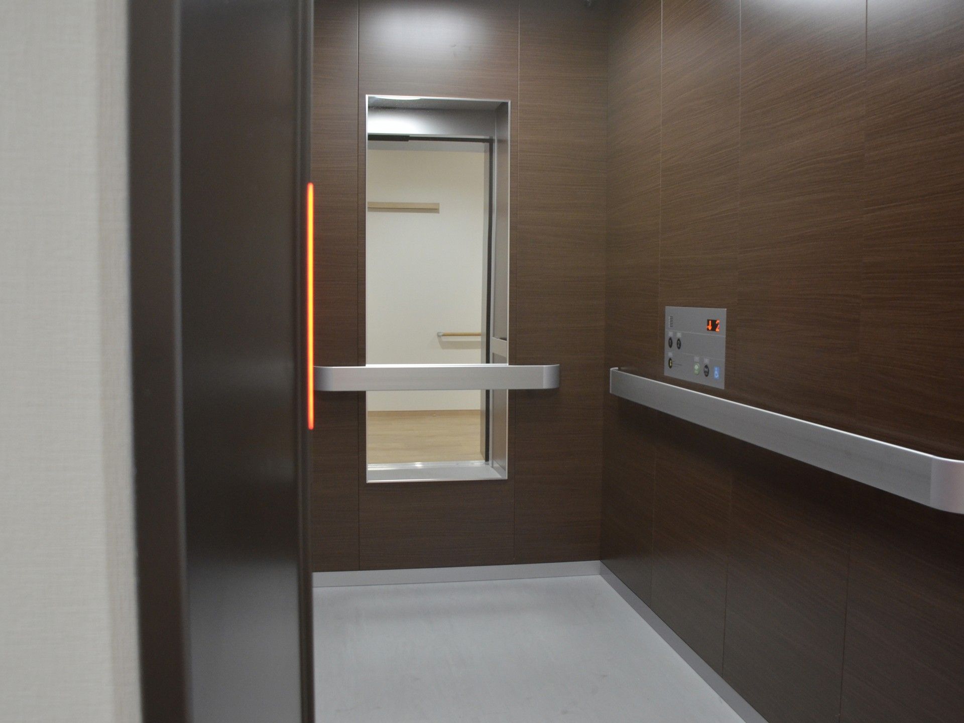 落ち着いた色調のエレベーター