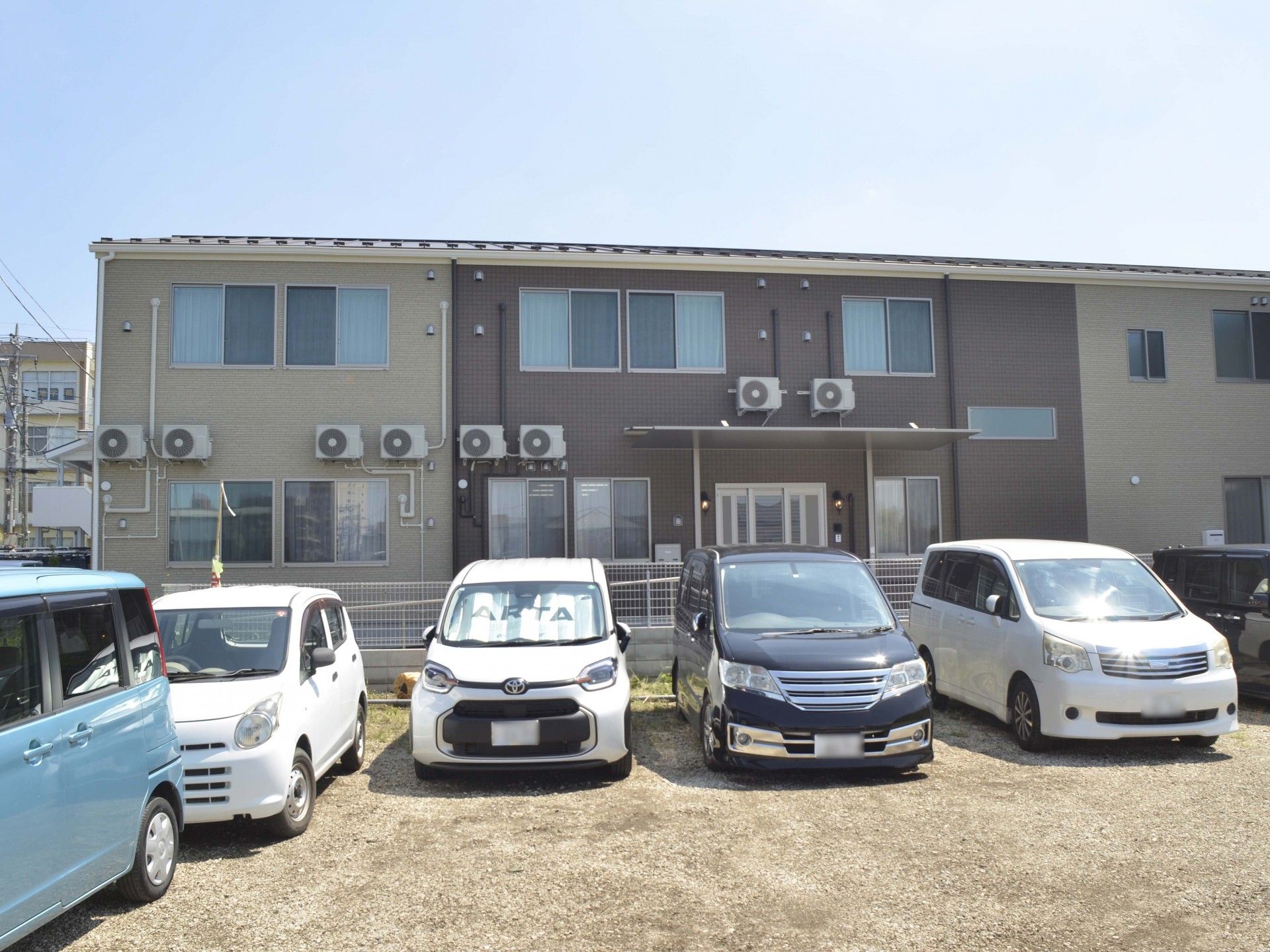 駐車場のある建物外観