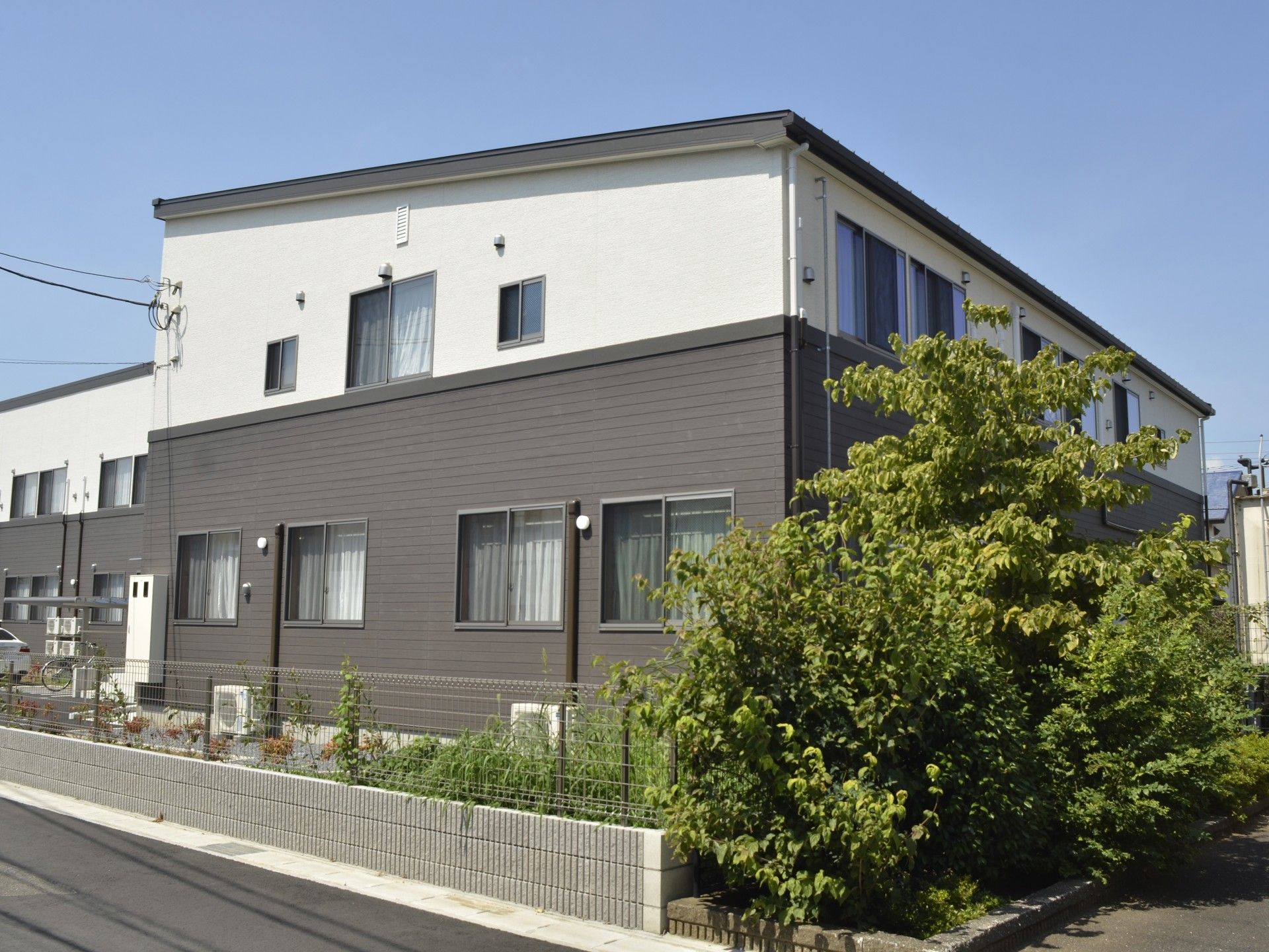 緑に囲まれた建物外観