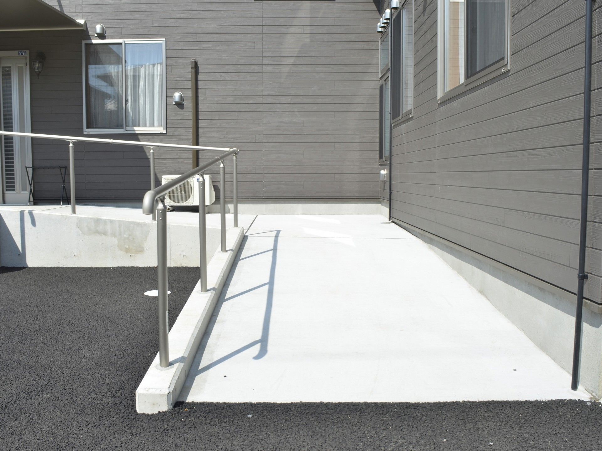 手すり付きのスロープ