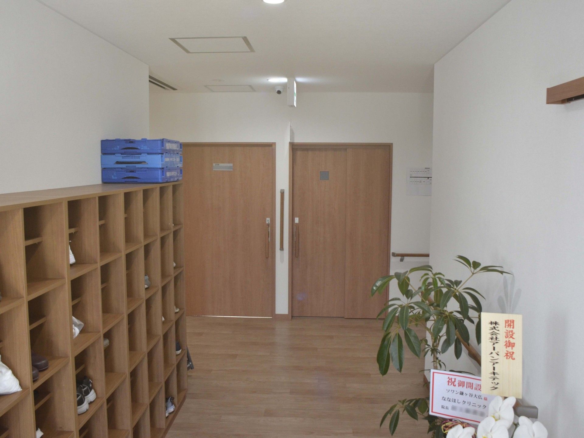 靴箱と扉のある廊下