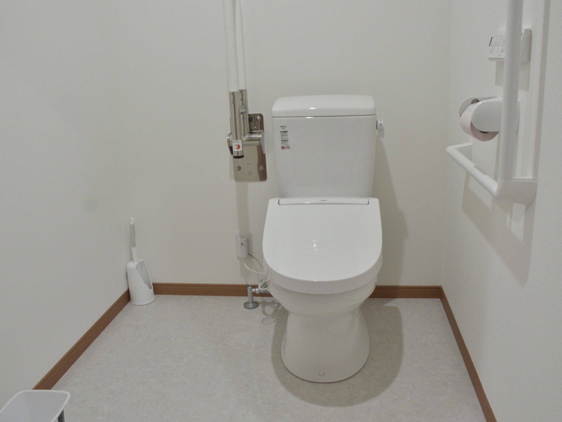 手すり付きの清潔なトイレ