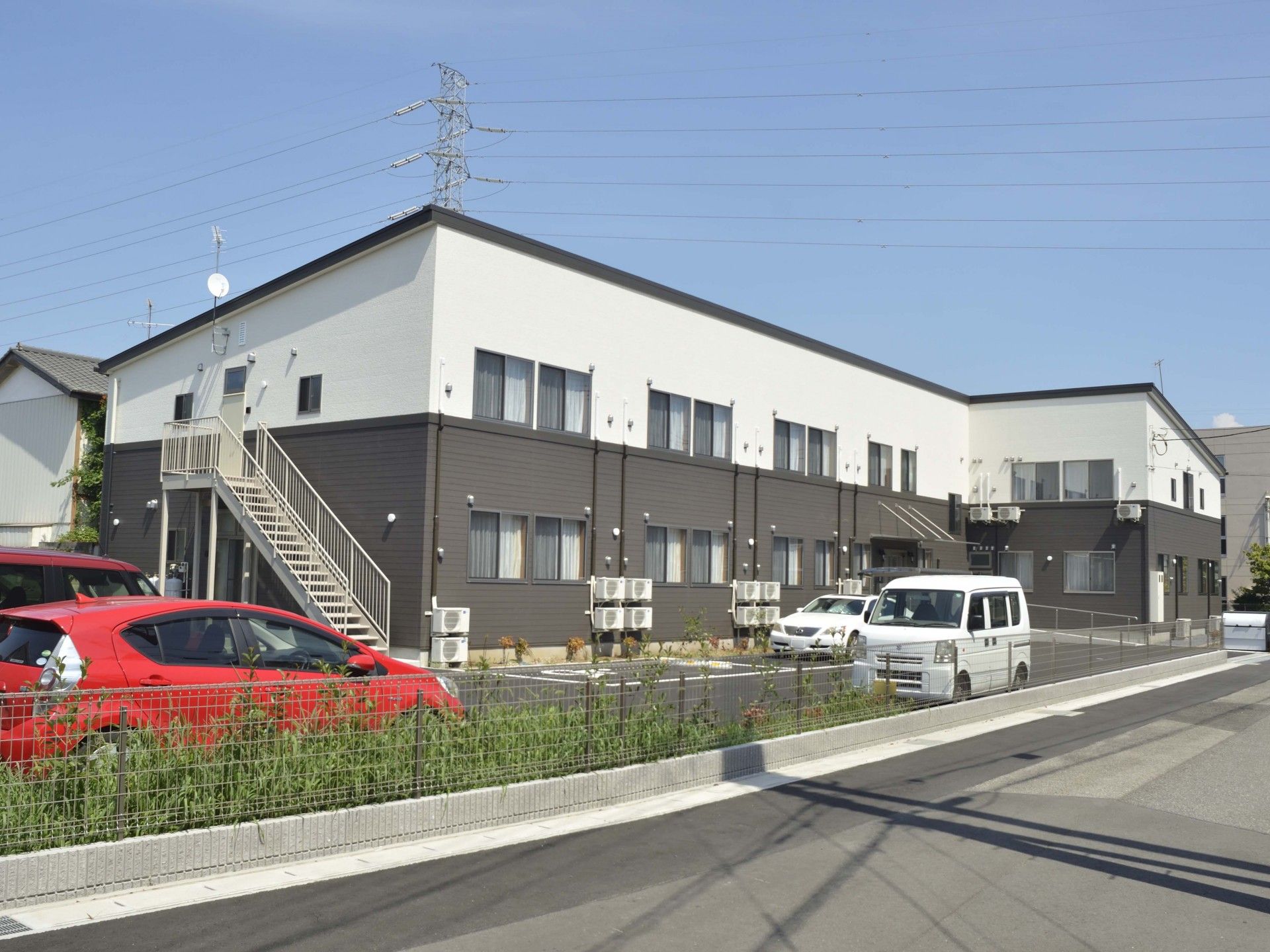 駐車場のある建物外観