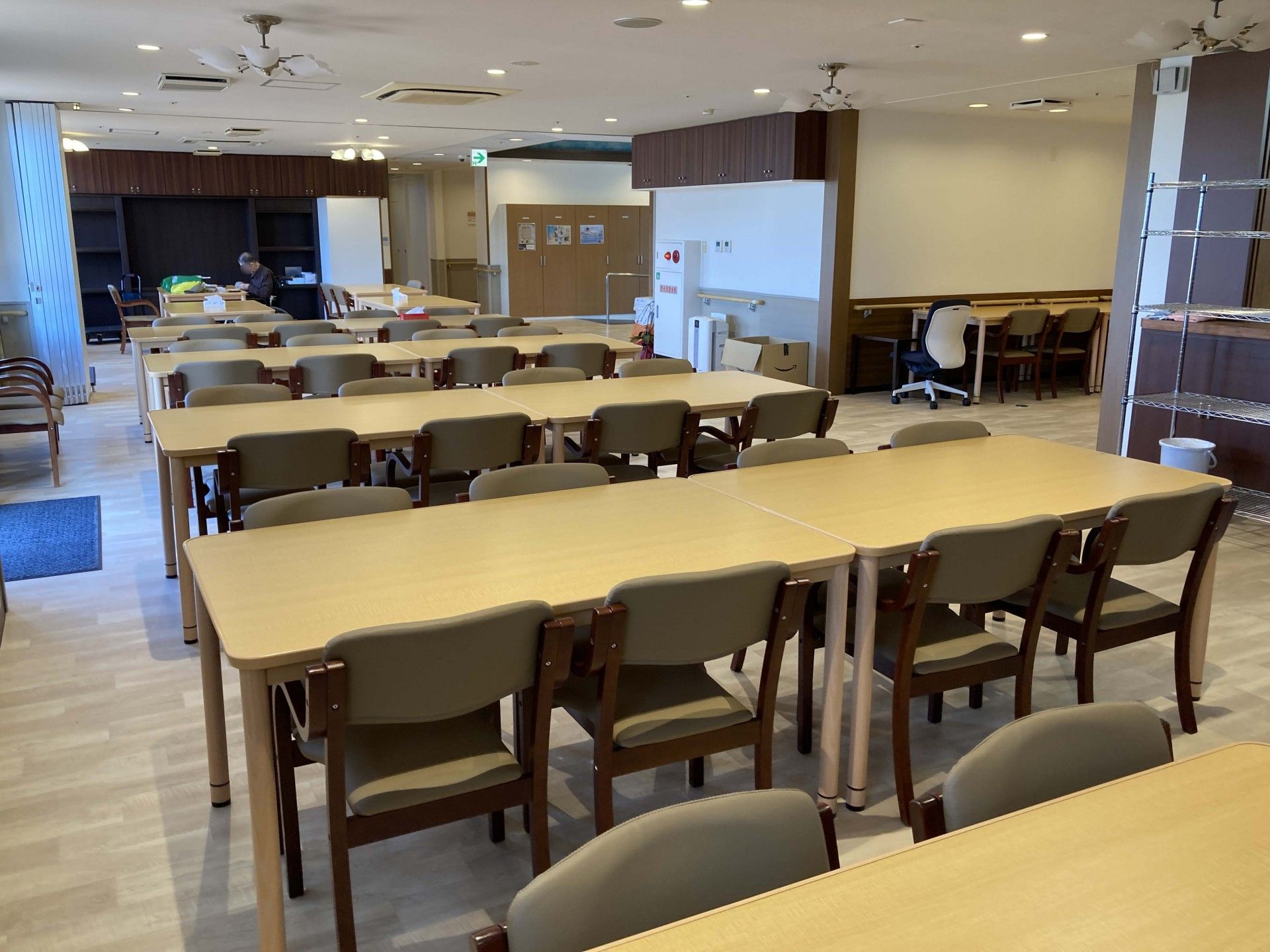 広いテーブルと椅子のある部屋