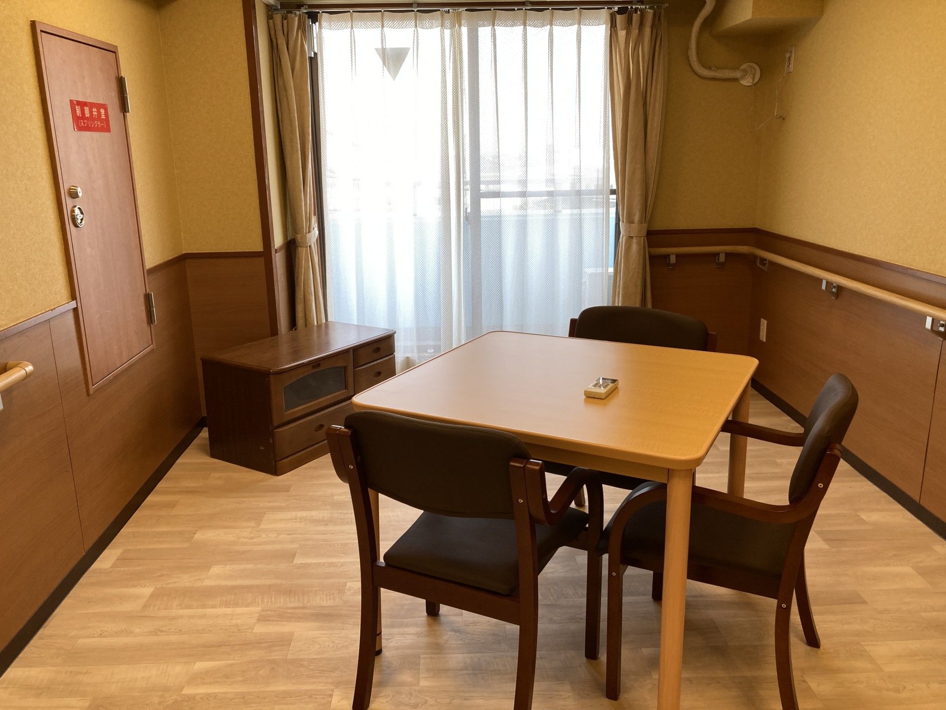 明るい部屋のテーブル