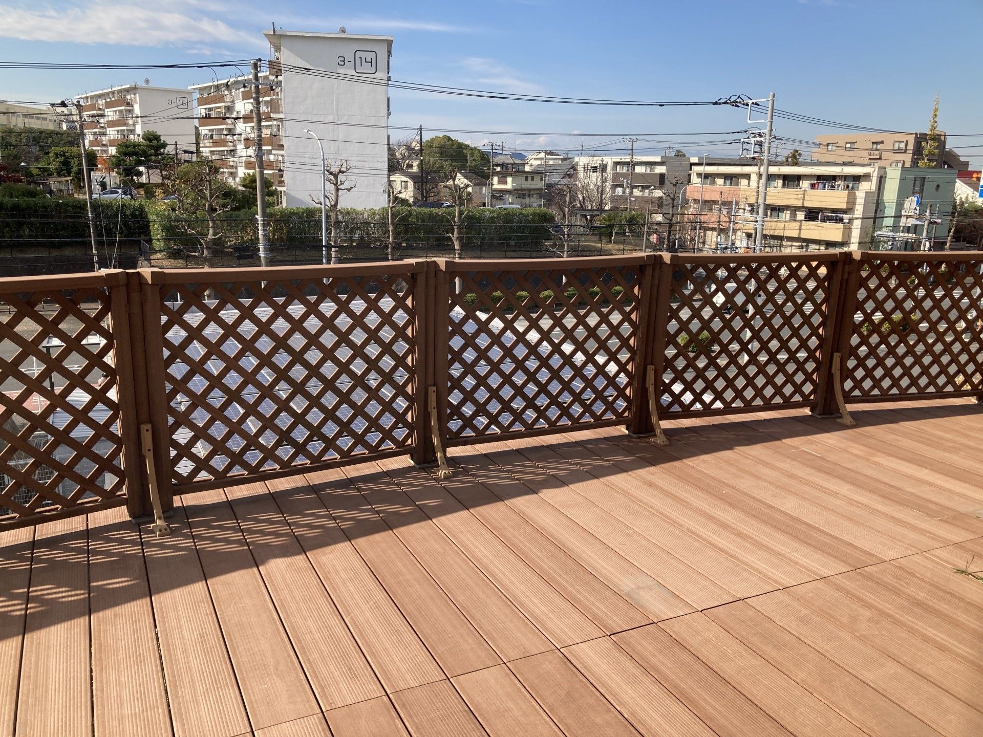 日差しが心地よいウッドデッキ