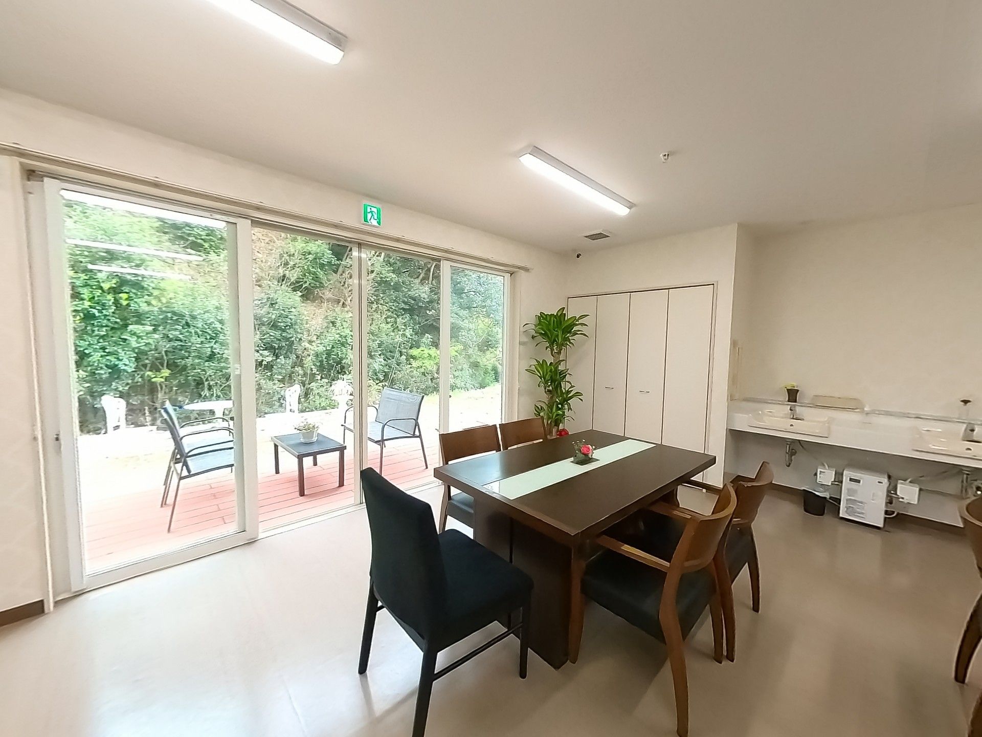 庭に面した明るい部屋