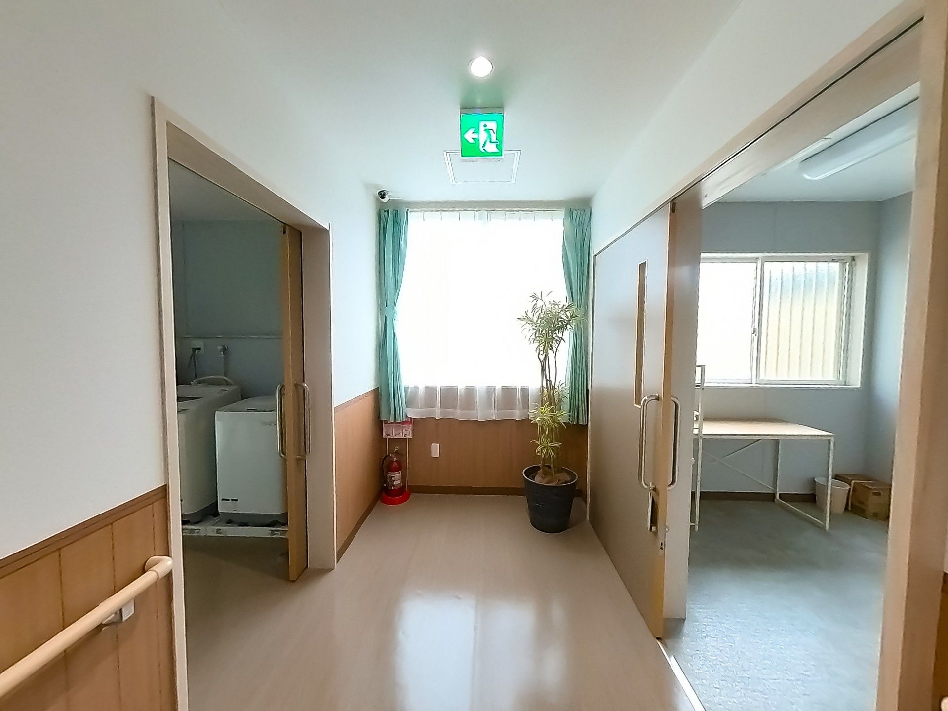 明るい廊下と部屋