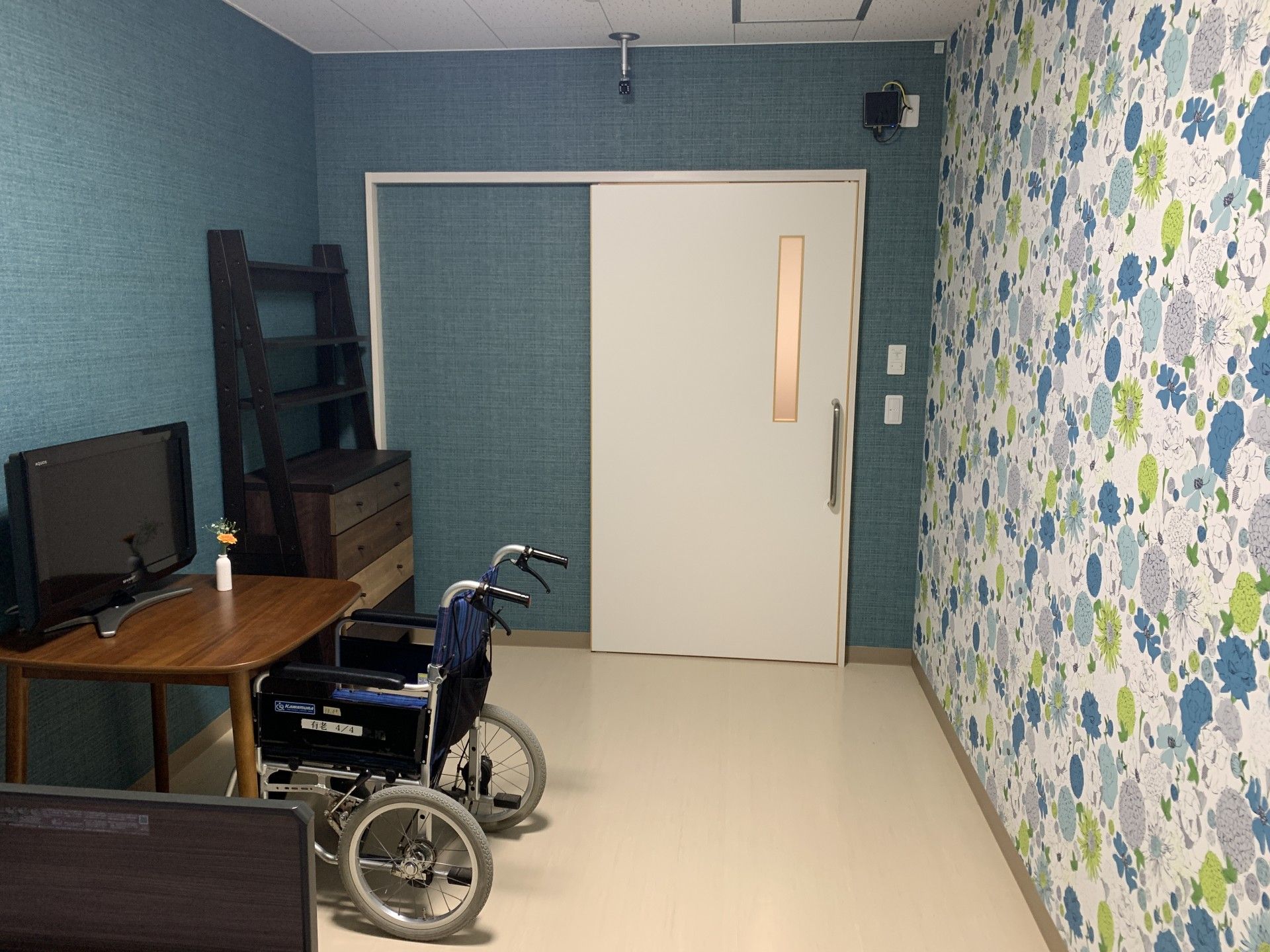 車椅子とテーブルのある部屋