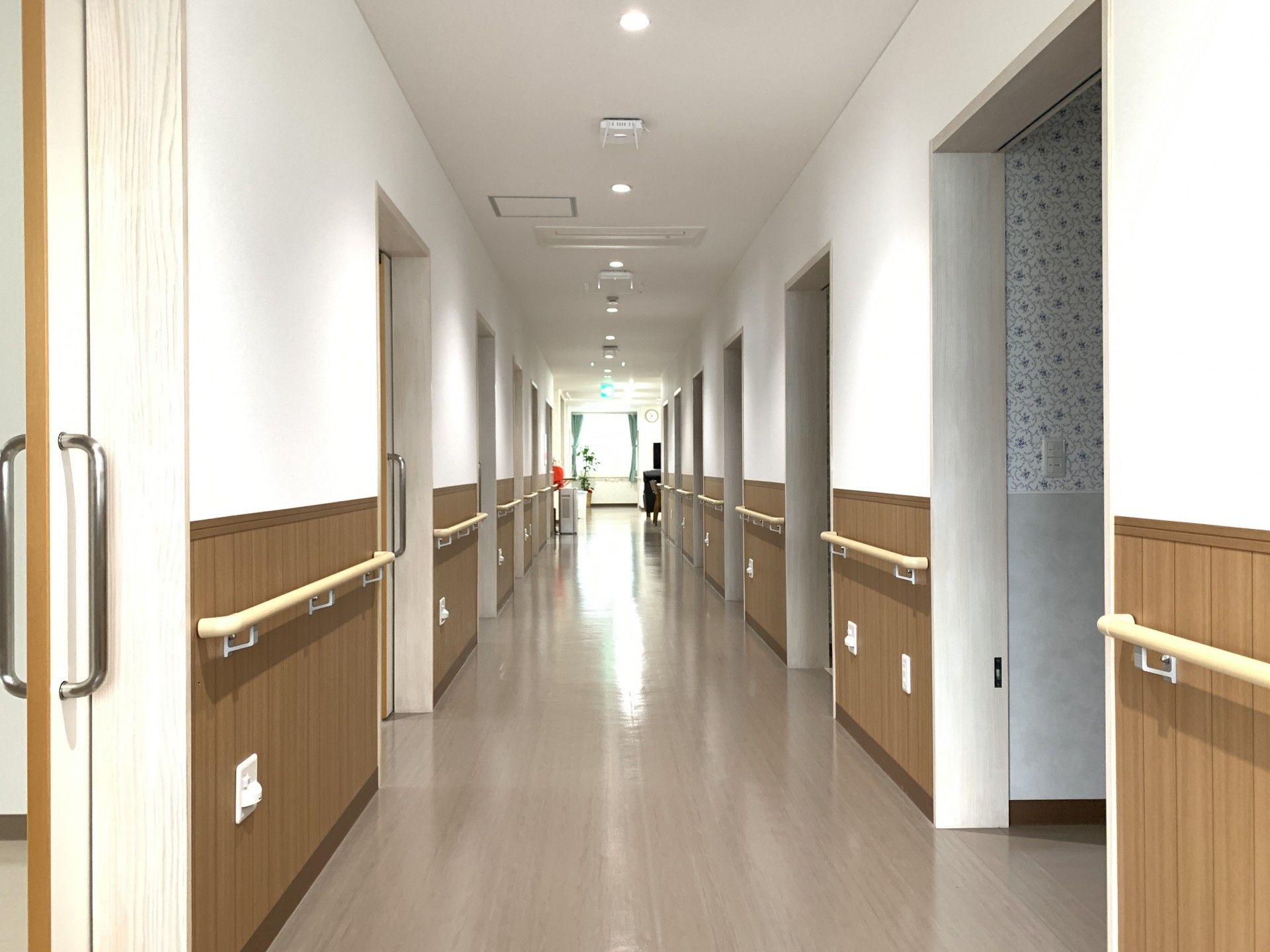 手すり付きの長い廊下