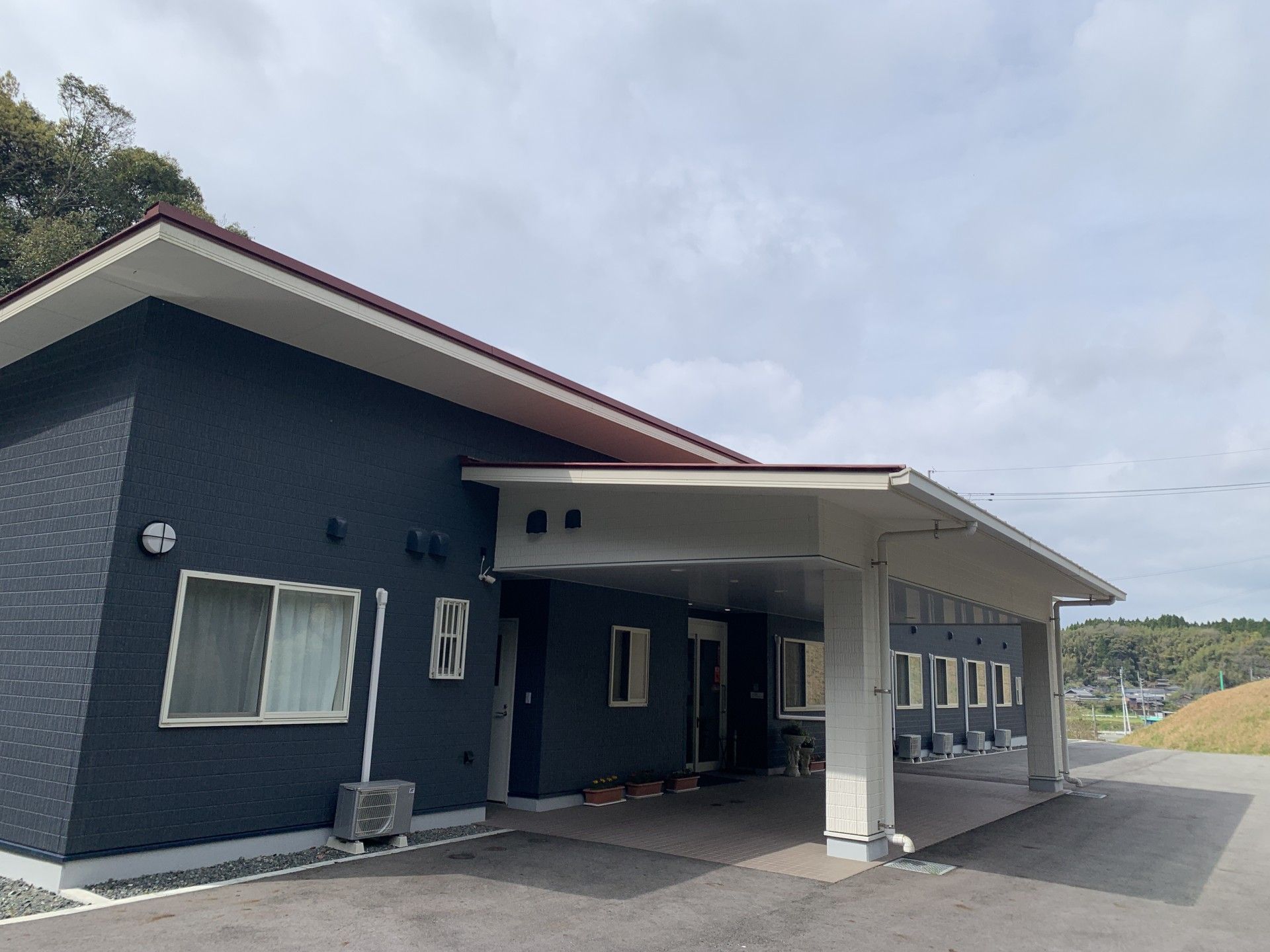 広い屋根付きの玄関