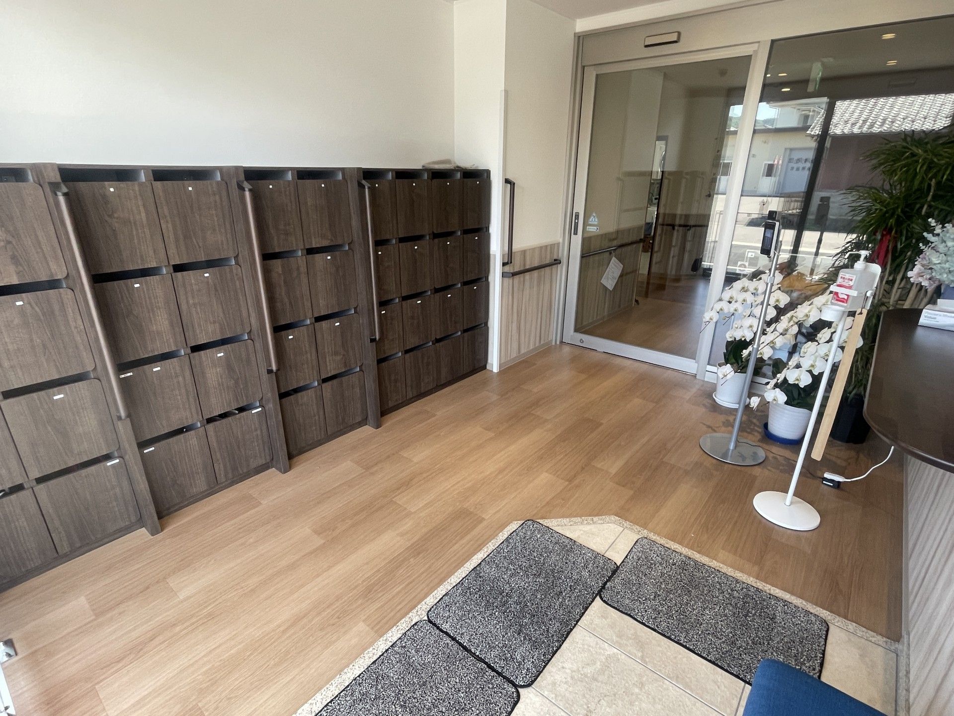 靴箱と出入口の風景