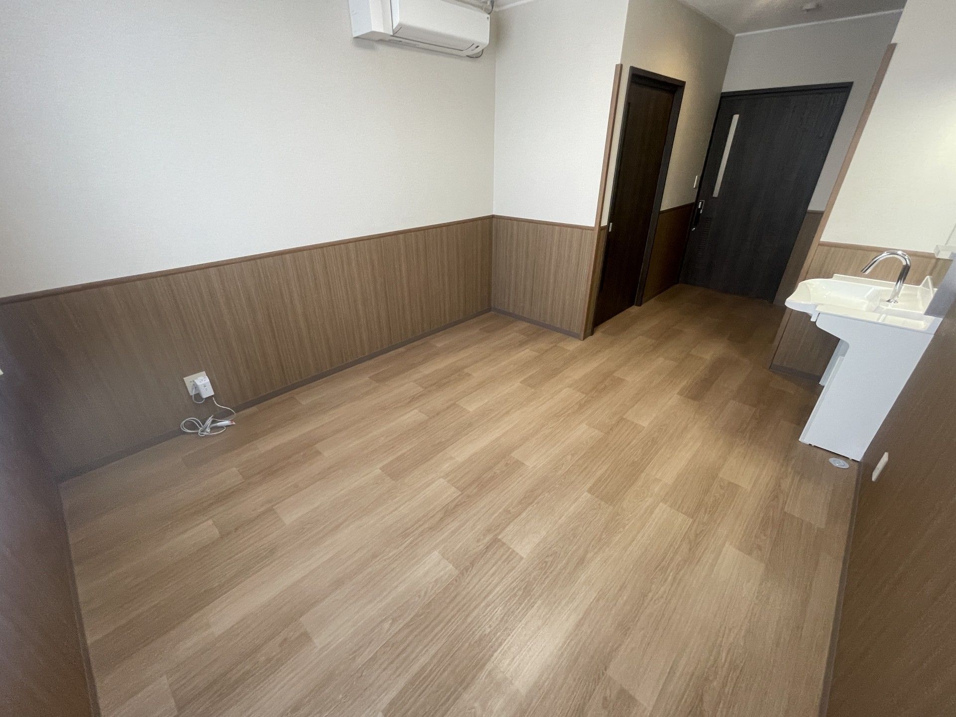 木目調の床と壁の部屋