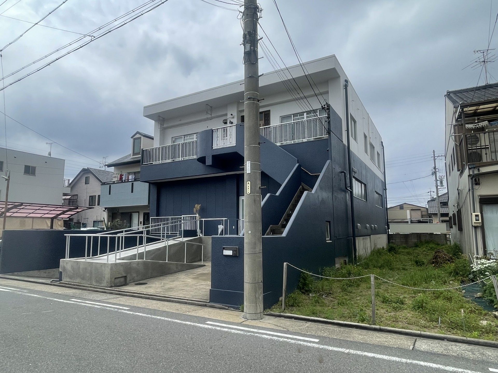 スロープ付きの建物外観
