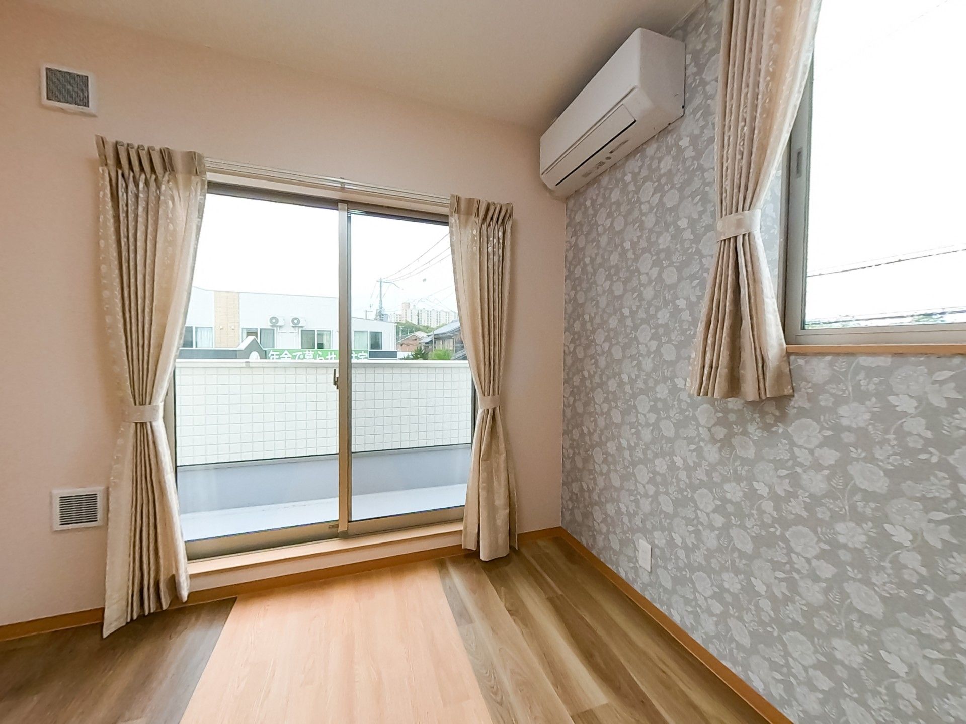 窓際の明るい部屋