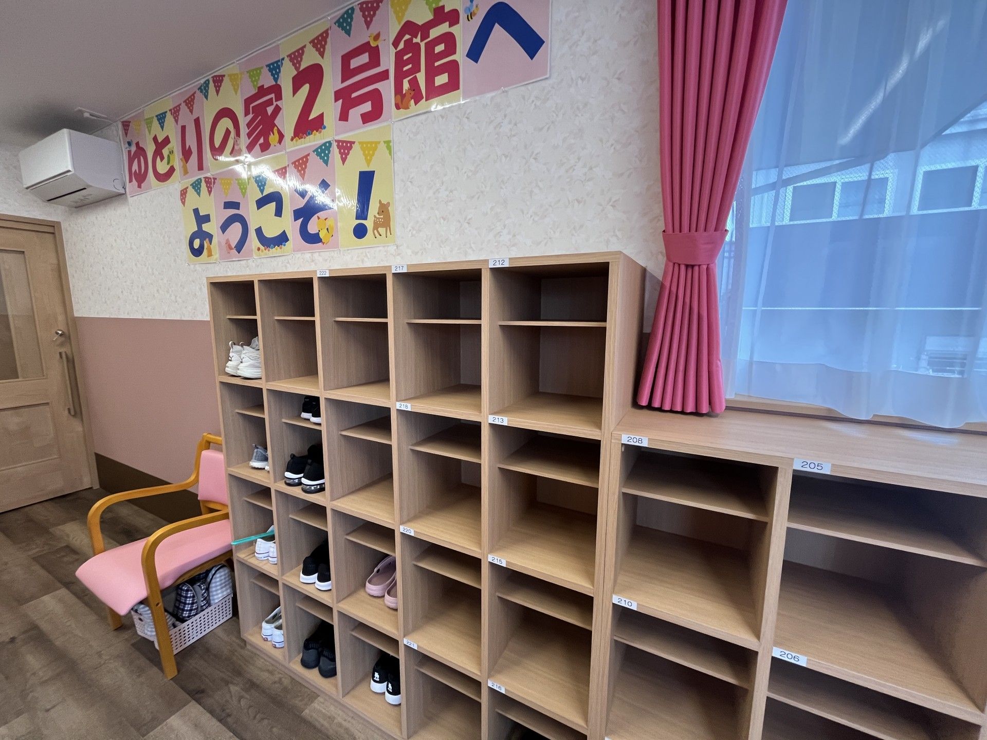 靴箱と椅子のある玄関