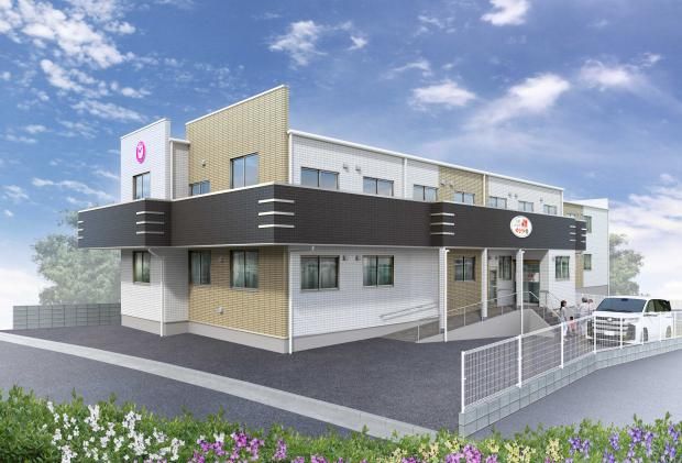 花に囲まれた建物の外観