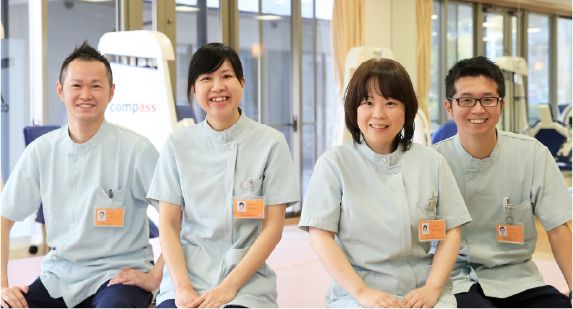 笑顔のスタッフ集合写真