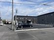 駐車場と建物の外観