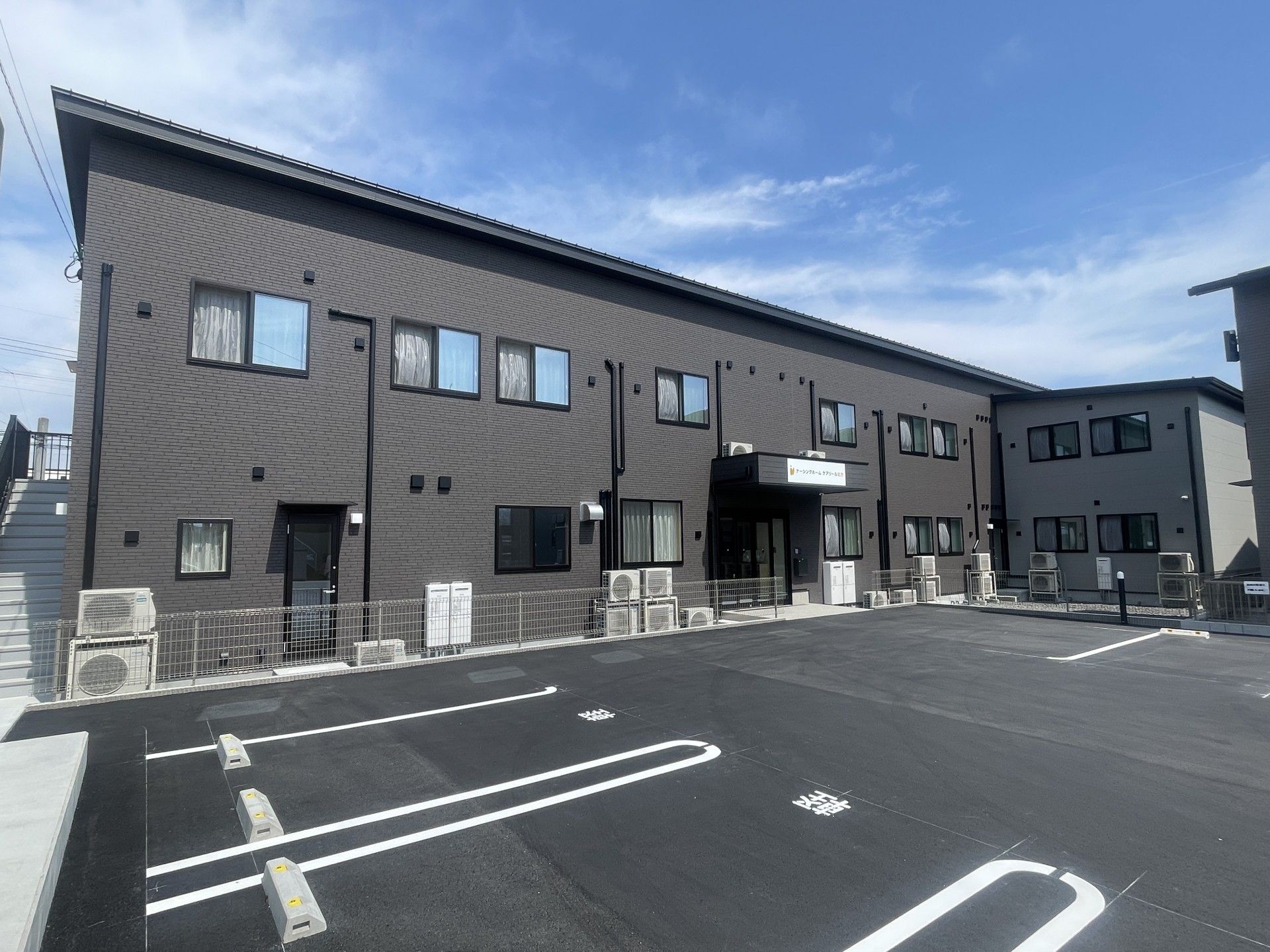 広い駐車場のある建物