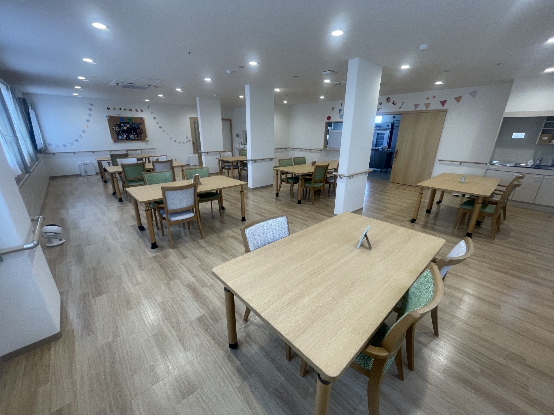 広々とした食事スペース