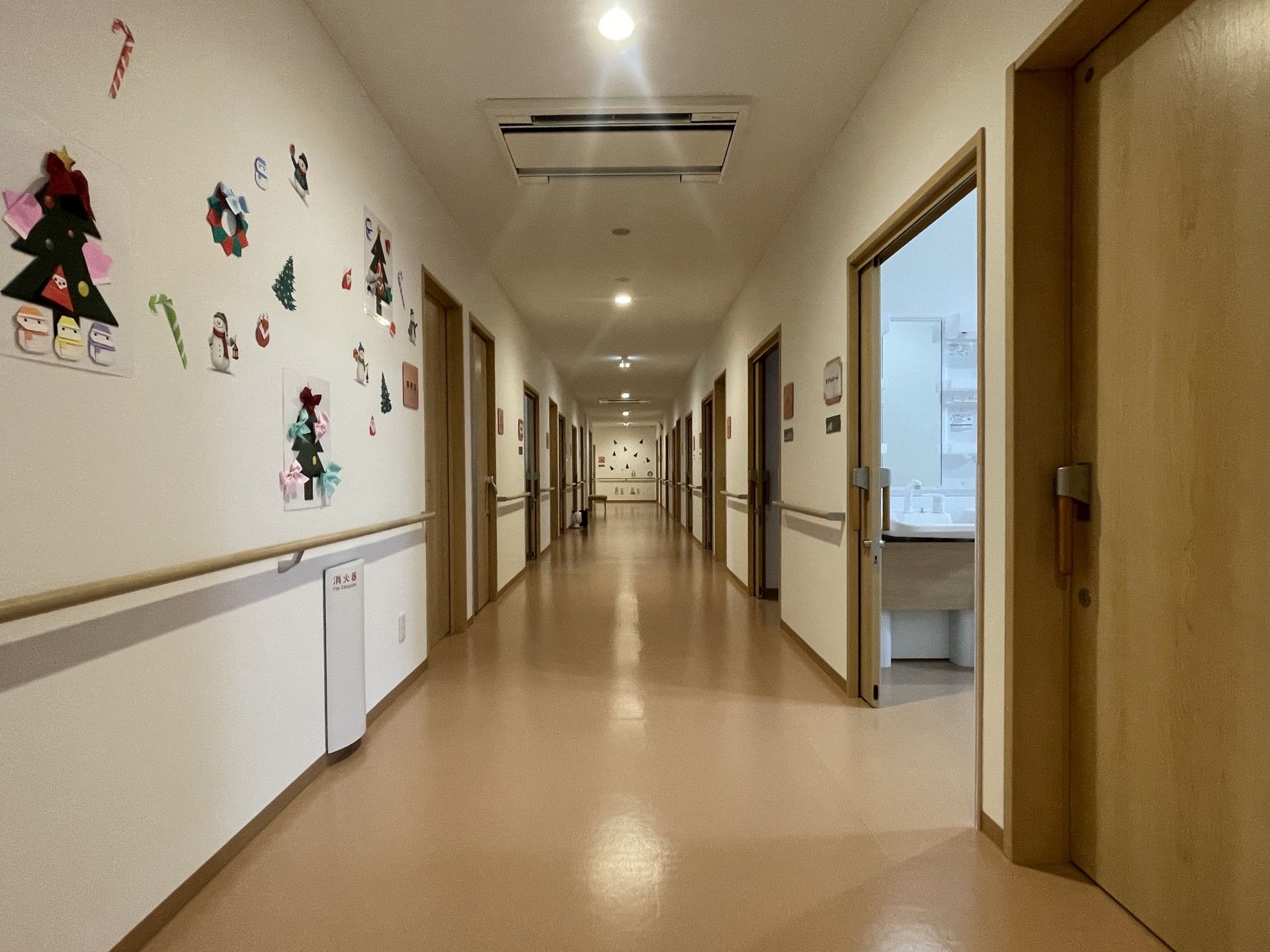 飾りが施された廊下