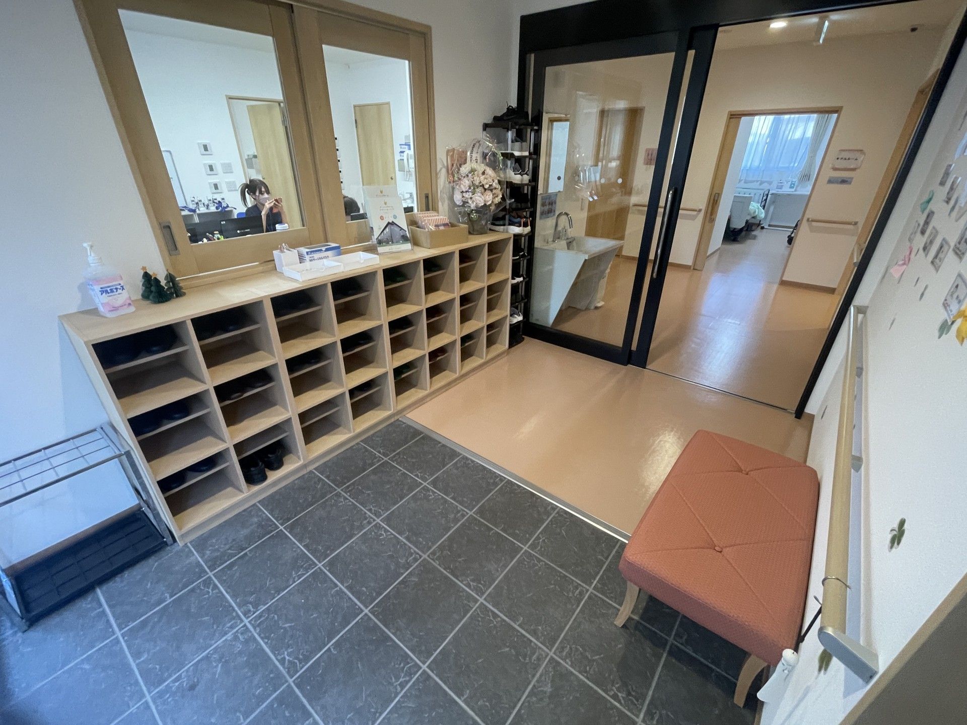 靴箱とベンチのある入口
