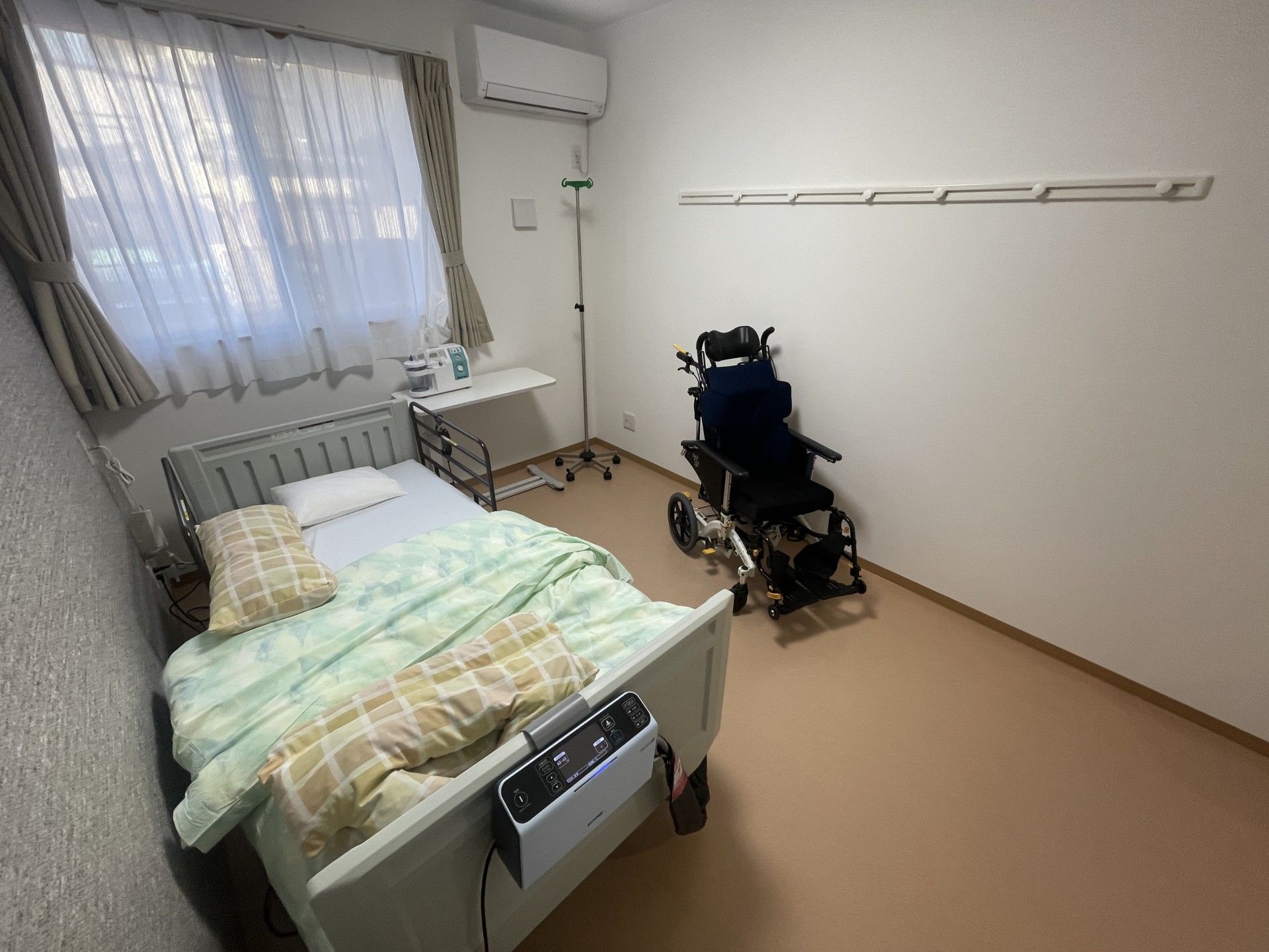 ベッドと車椅子のある部屋